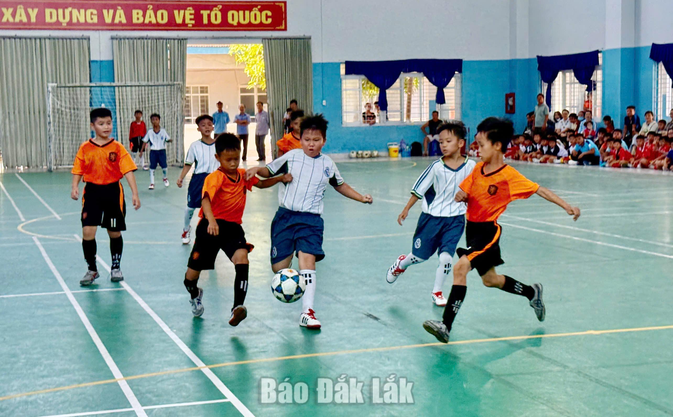 11 đội tranh tài tại Giải Bóng đá nhi đồng phường Tuy Hòa 1 Các cấu thủ bóng đá nhí phường Tuy Hòa tranh tài trên sân bóng.
