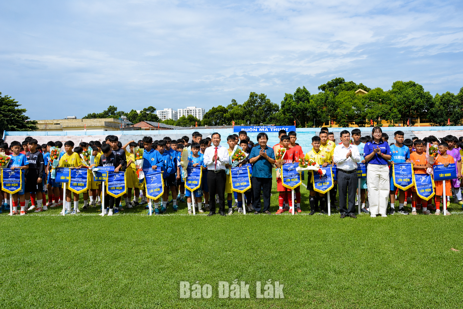 <em>Ban tổ chức trao cờ lưu niệm tặng các đoàn dự giải.</em>