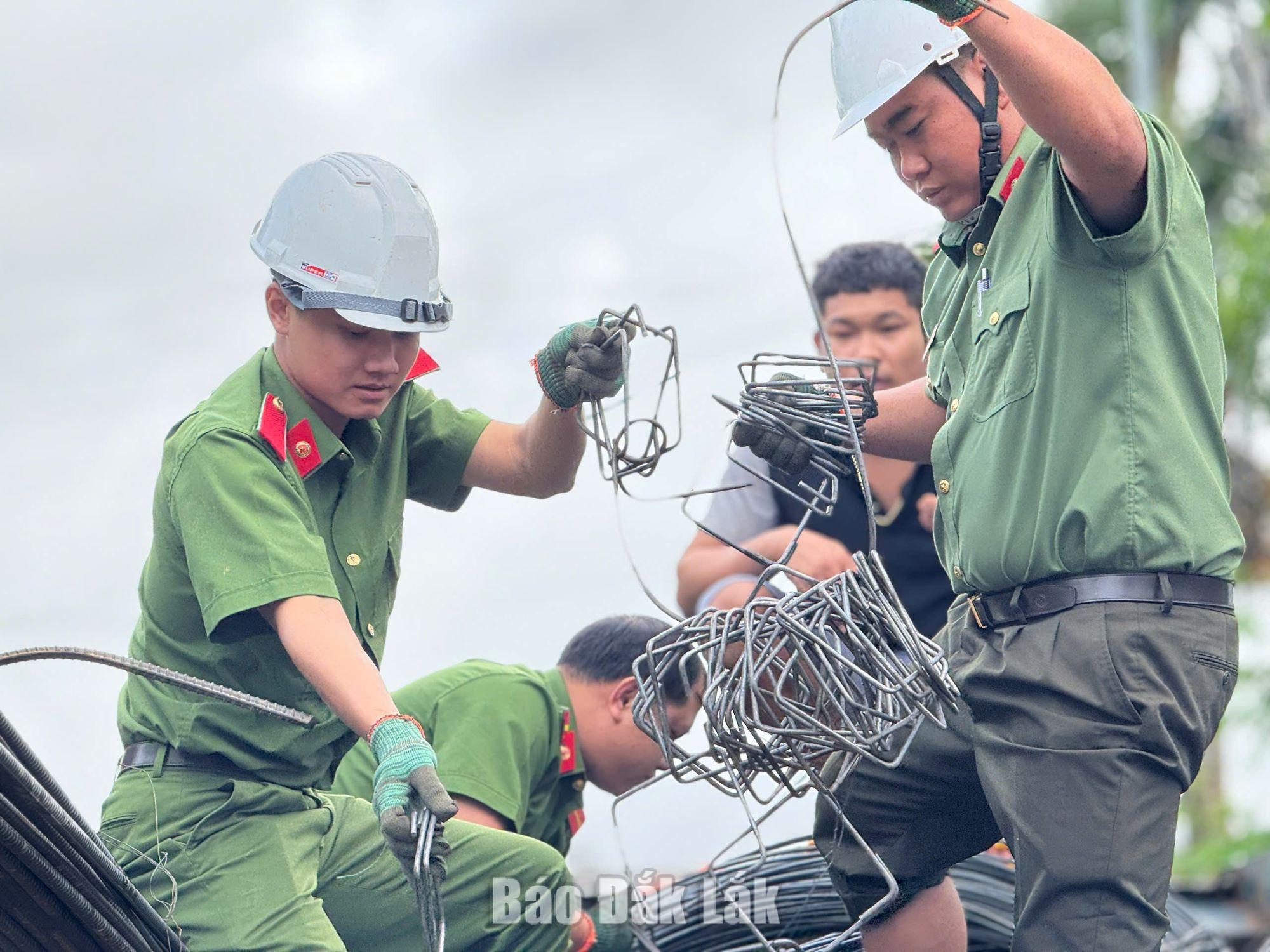 Đắk Lắk duy trì 934 mô hình tự quản, phát huy sức mạnh toàn dân giữ gìn an ninh cơ sở 2 Công an tỉnh xây nhà mới cho người dân sau mưa lũ năm 2025.