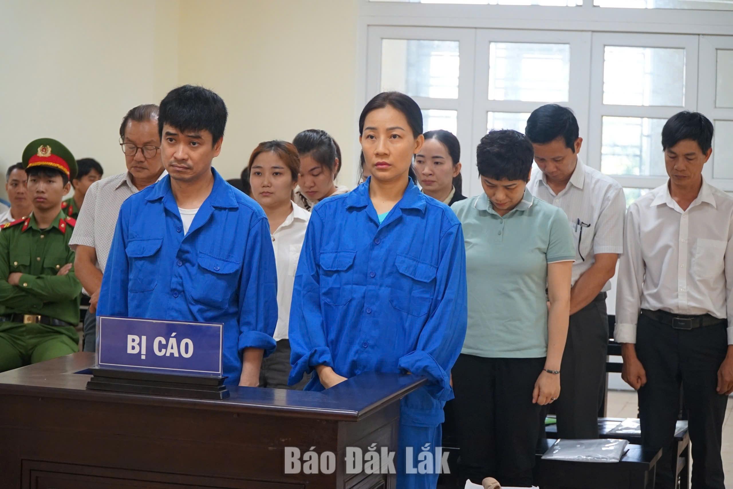 Xét xử vụ án Công ty Việt Á tại CDC Đắk Lắk: Bản án nghiêm minh, rõ trách nhiệm 6 Các bị cáo nghe Hội đồng xét xử tuyên án.