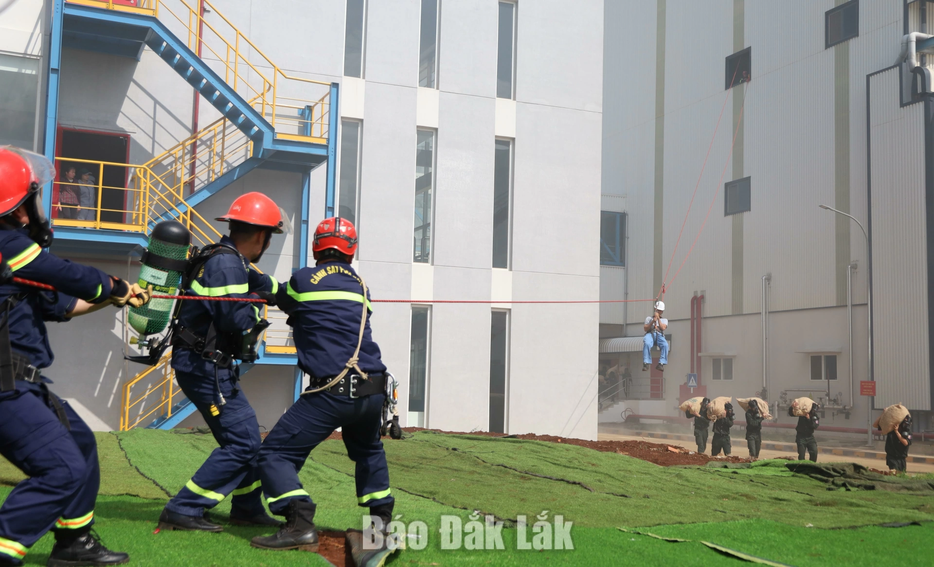 ... và cứu hộ bằng đu dây thoát hiểm từ tầng cao. 