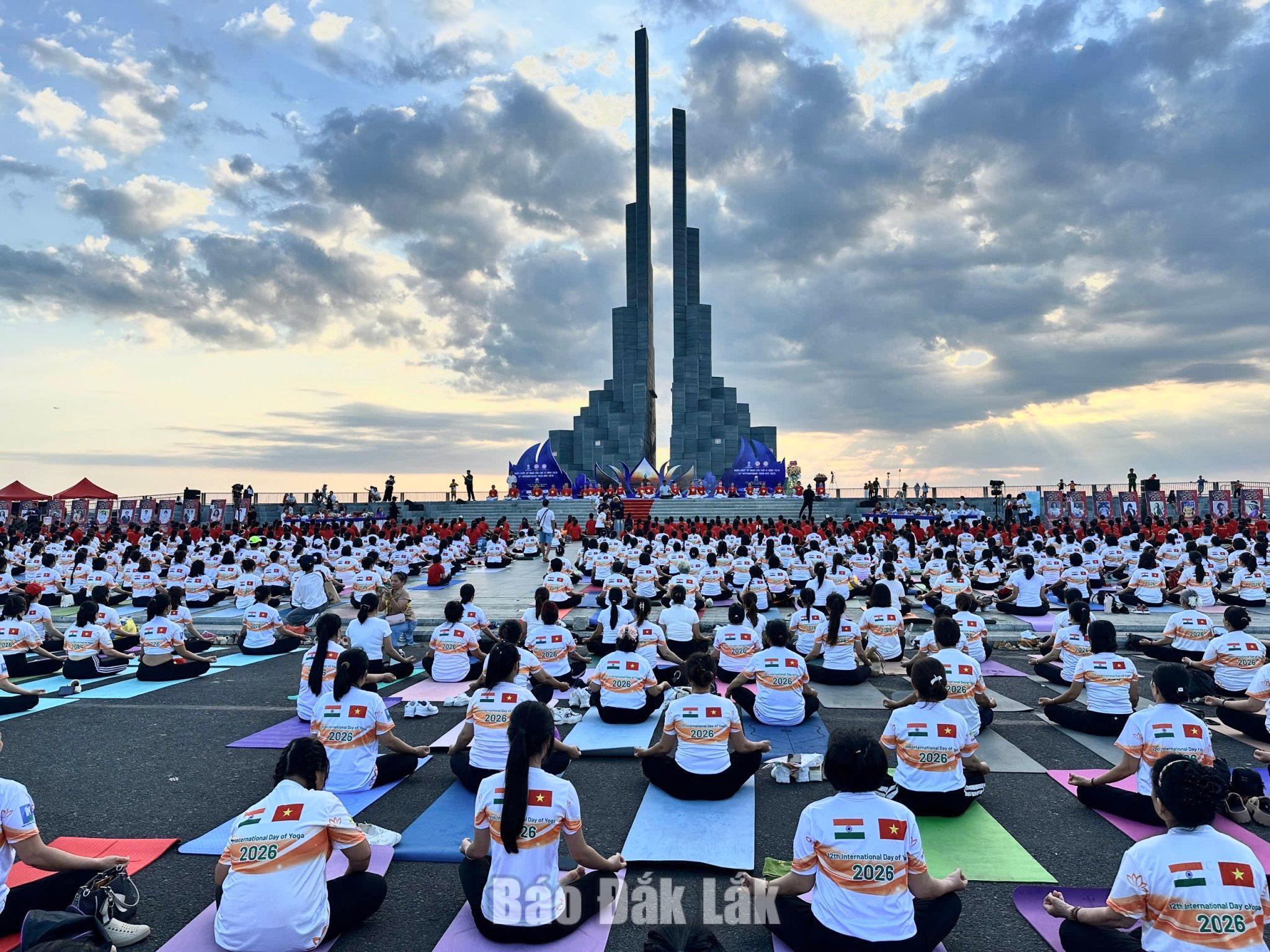 Các huấn luyện viên và học viên thể hiện màn đồng diễn Yoga tập thể.