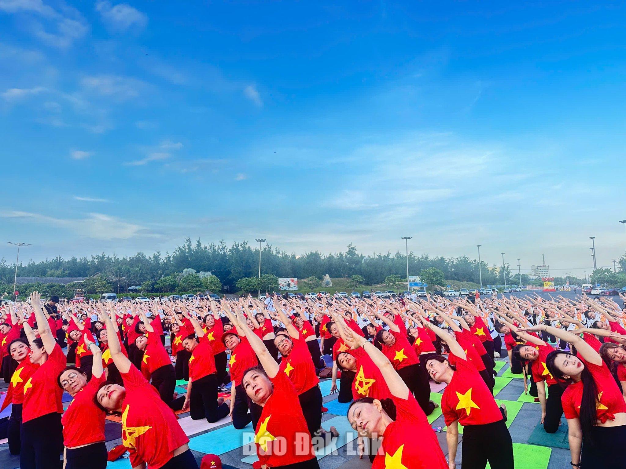 Các huấn luyện viên và học viên thể hiện màn đồng diễn Yoga tập thể.