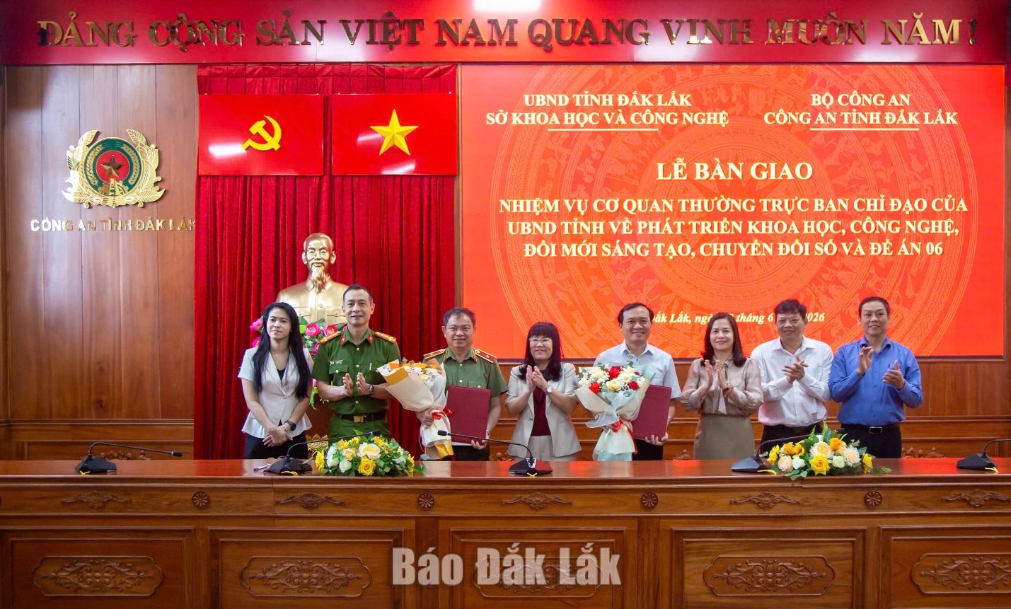 Công an tỉnh Đắk Lắk tiếp nhận nhiệm vụ Cơ quan thường trực Ban Chỉ đạo chuyển đổi số và Đề án 06 4 Lãnh đạo Công an tỉnh và lãnh đạo Sở Khoa học và Công nghệ trao biên bản bàn giao Cơ quan Thường trực Ban Chỉ đạo.