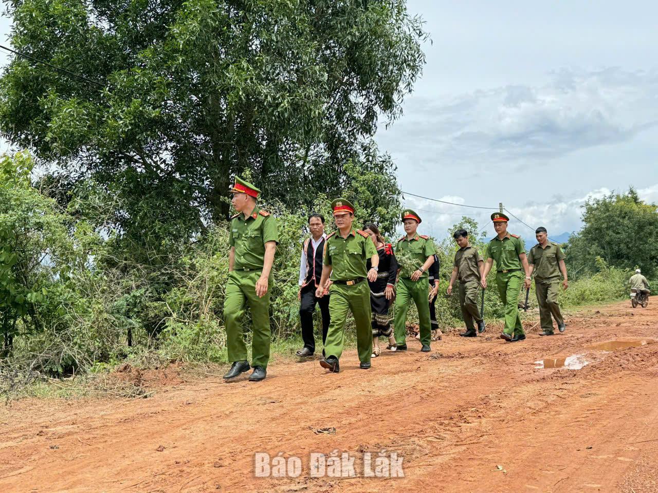 Đắk Lắk duy trì 934 mô hình tự quản, phát huy sức mạnh toàn dân giữ gìn an ninh cơ sở 3 Lực lượng tham gia bảo vệ an ninh trật tự cơ sở xã Vụ Bổn cùng Công an địa phương tuần tra.