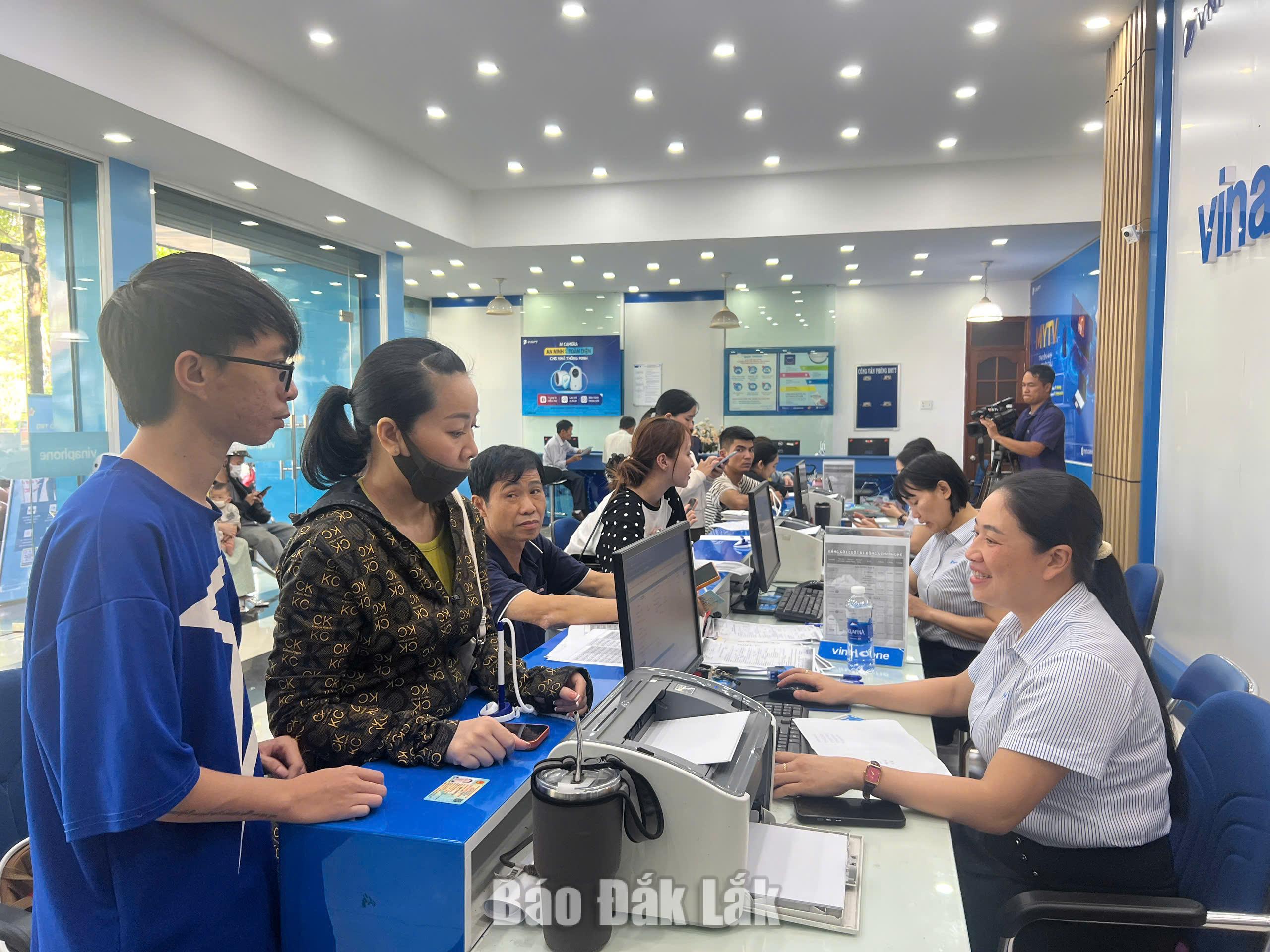 VNPT Đắk Lắk tiếp tục hỗ trợ khách hàng chuẩn hóa thuê bao 1 Nhân viên VNPT Đắk Lắk hỗ trợ người dân xác thực thông tin thuê bao tại điểm giao dịch.