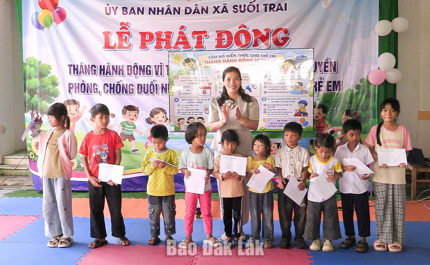 Xã Suối Trai tuyên truyền phòng, chống đuối nước, tai nạn thương tích trẻ em 1 Lãnh đạo xã Suối Trai tặng quà cho các em thiếu nhi nhân Ngày quốc tế thiếu nhi 1.6