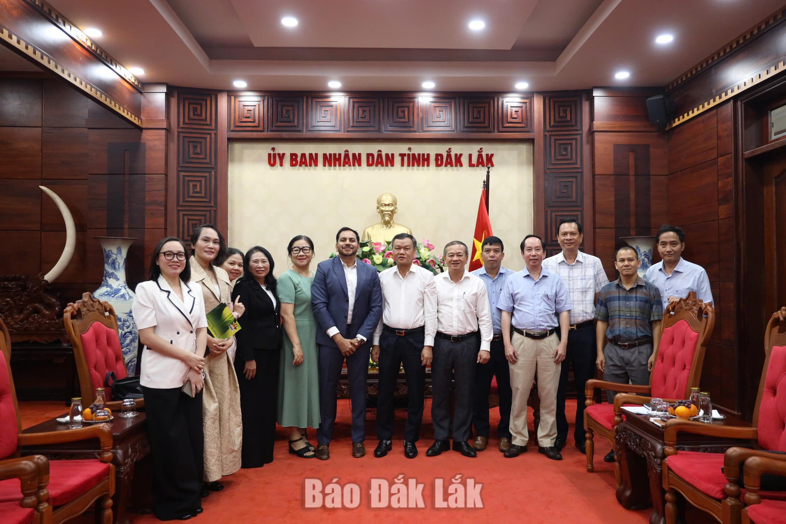 Đồng chí Đào Mỹ, Phó Chủ tịch UBND tỉnh, lãnh đạo các sở, ngành chụp hình lưu niệm cùng Đoàn công tác.