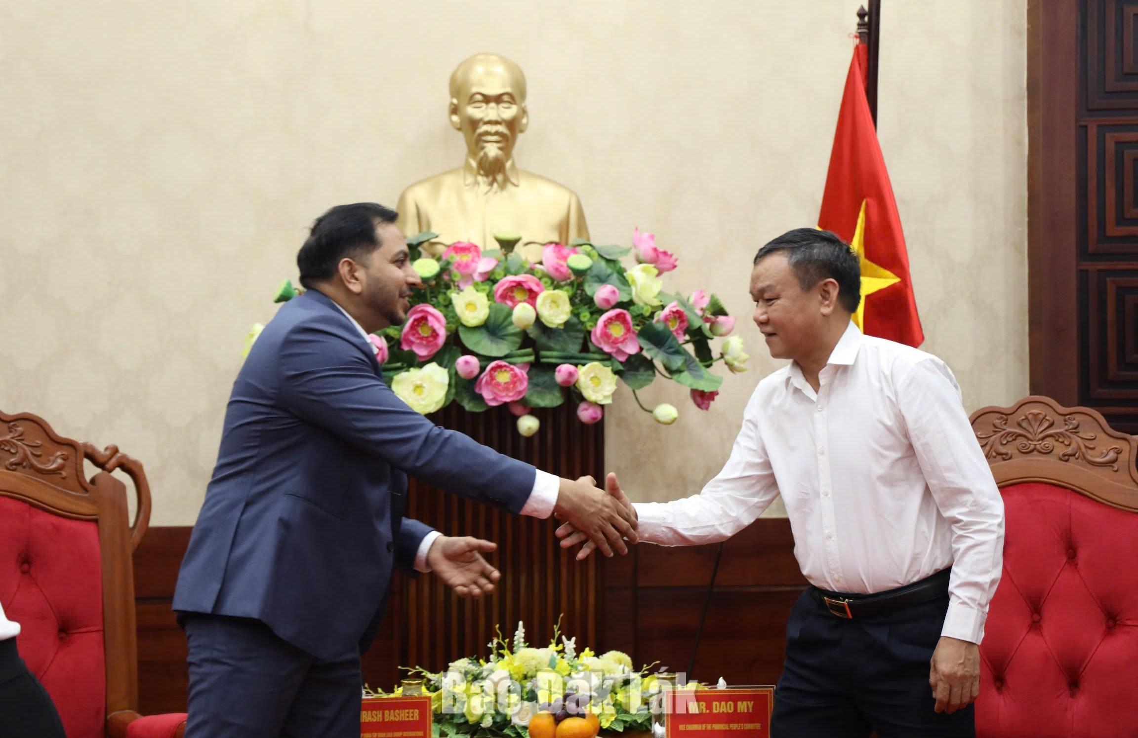 Phó Chủ tịch UBND tỉnh bắt tay, chào xã giao ông Mirash Basheer, Giám đốc điều hành Tập đoàn Lulu Group International.