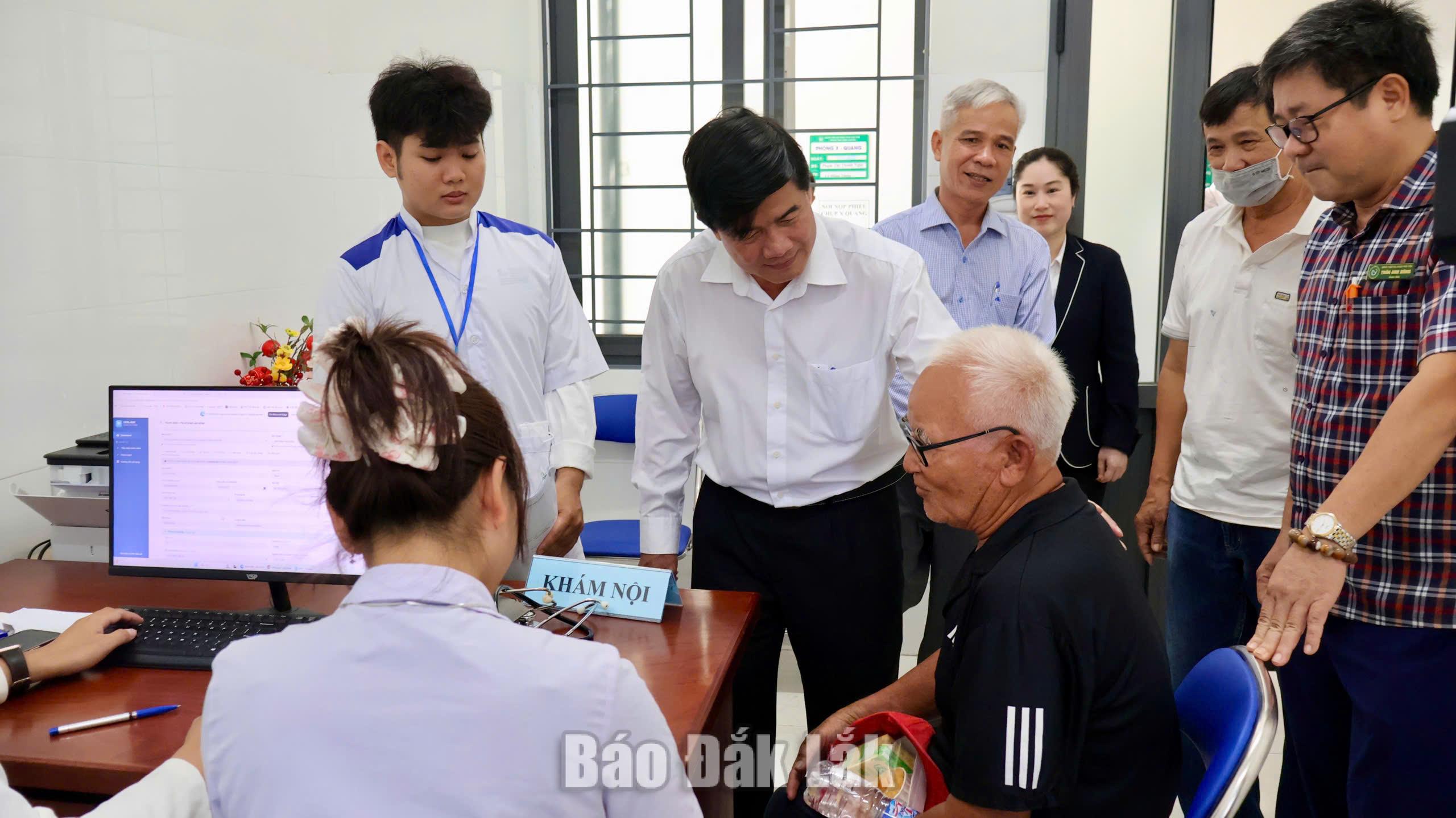 Phó Chủ tịch UBND tỉnh Nguyễn Thiên Văn thăm hỏi người dân đến khám sức khỏe tại Bệnh viện Đa khoa Phú Yên.