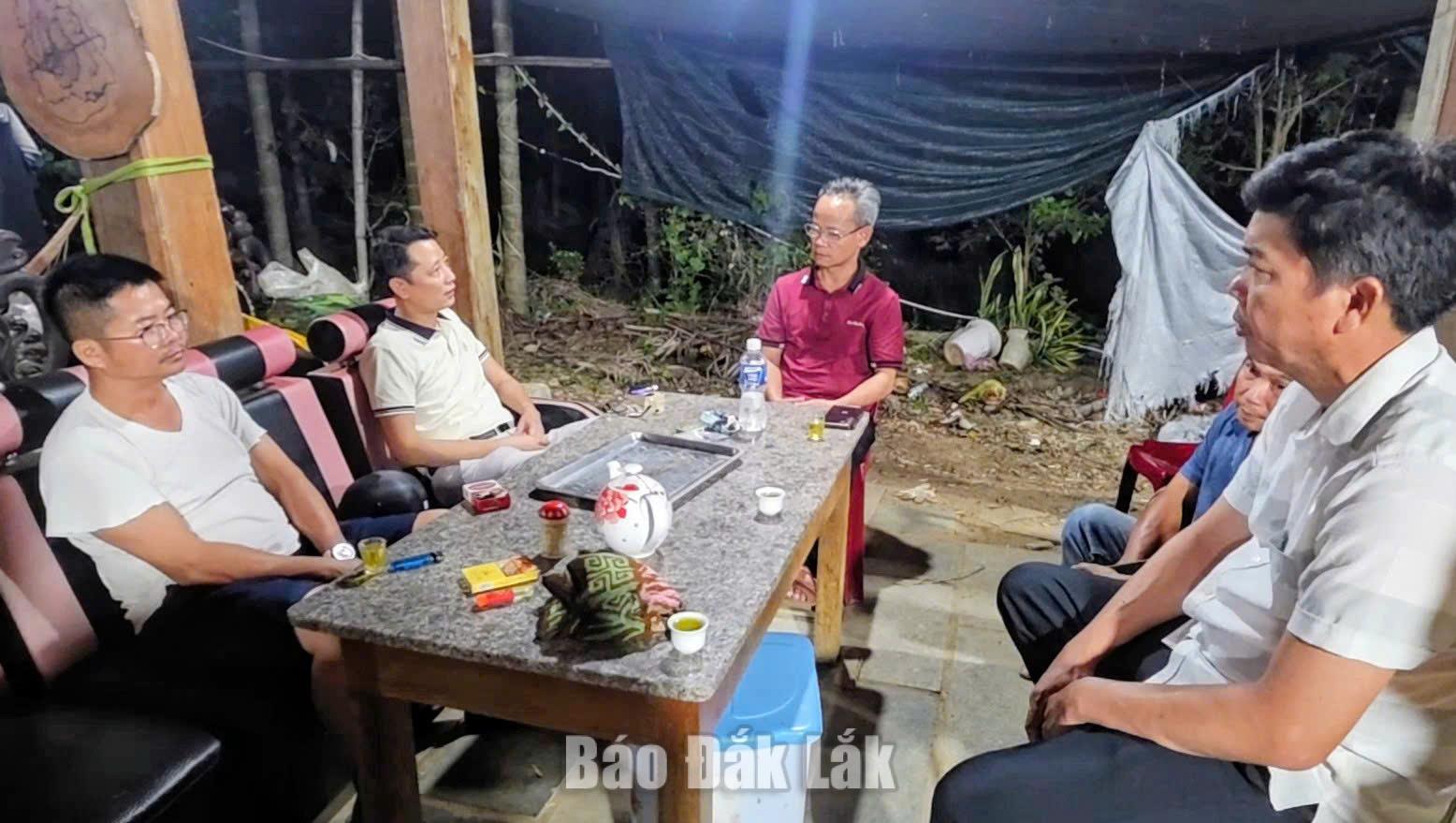 Xã Sông Hinh khẩn trương làm rõ hành vi của các đối tượng nghi khai thác vàng trái phép 2 Lãnh đạo UBND xã Sông Hinh là việc với các đối tượng lạ mặt tại nhà ông Nguyễn Đăng Hải