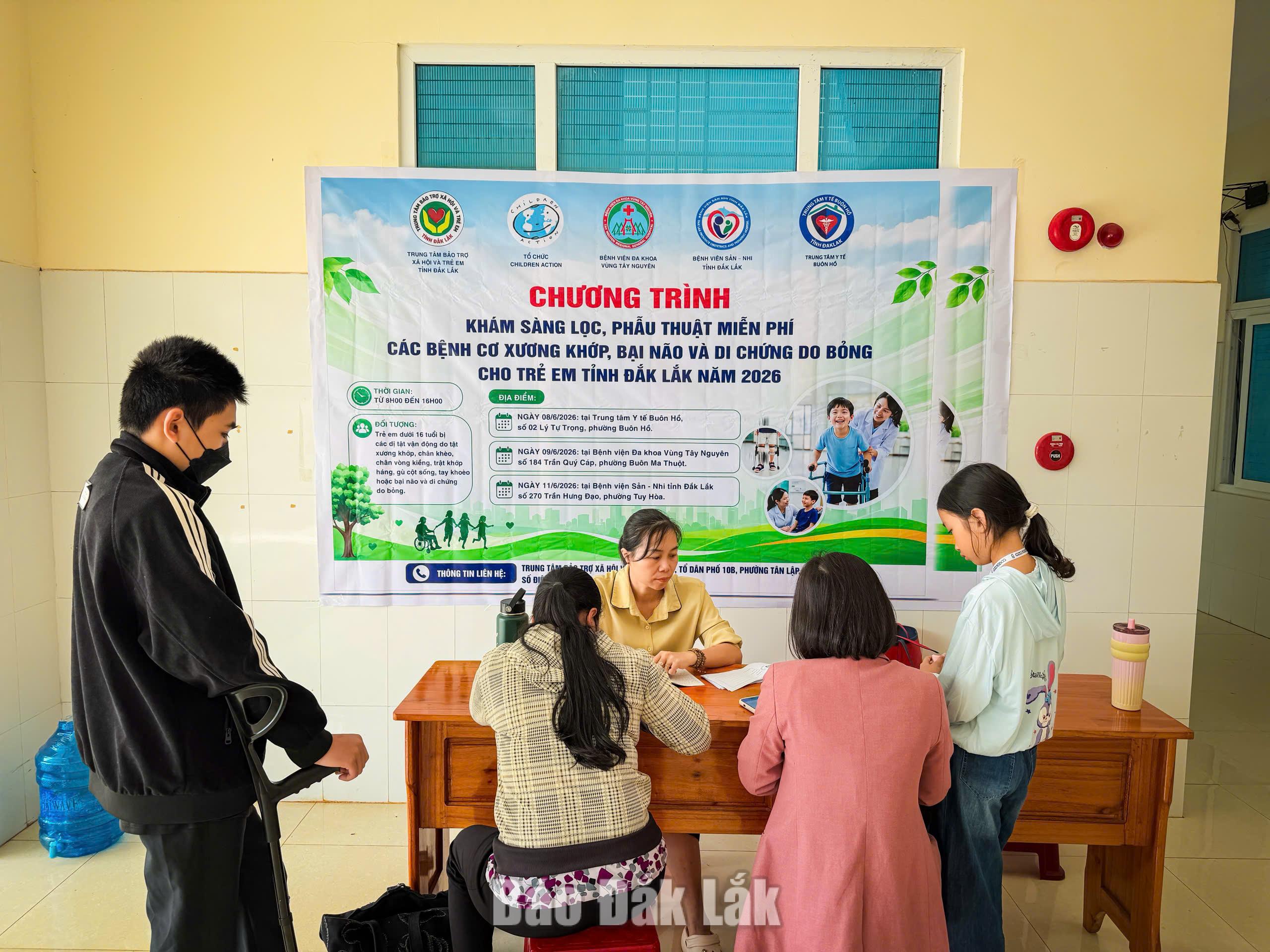 Khám sàng lọc miễn phí các bệnh cơ xương khớp, bại não và di chứng bỏng cho trẻ em trên địa bàn tỉnh 1 th