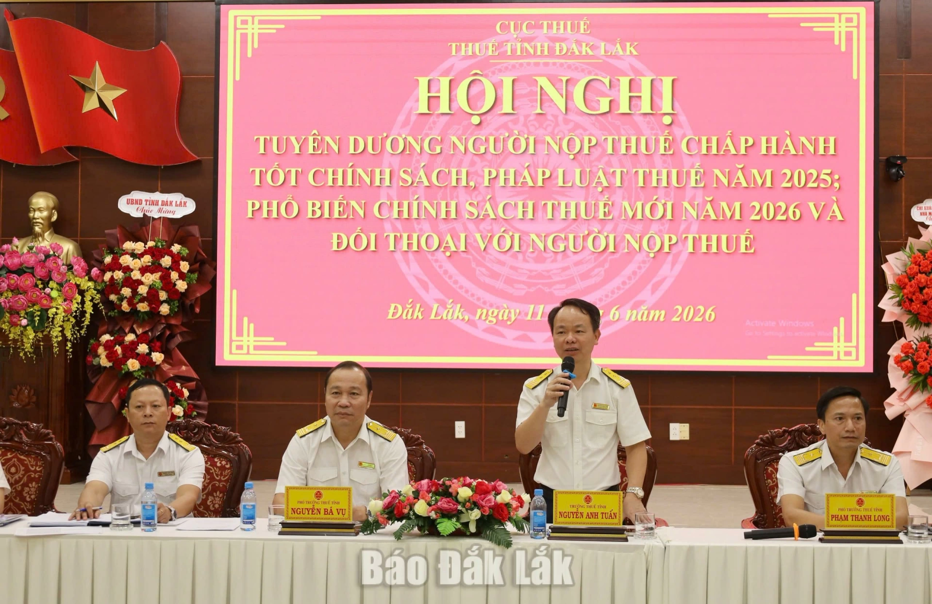 Tuyên dương 50 người nộp thuế tiêu biểu 3 Lãnh đạo Thuế tỉnh Đắk Lắk giải đáp vướng mắc của người nộp thuế.