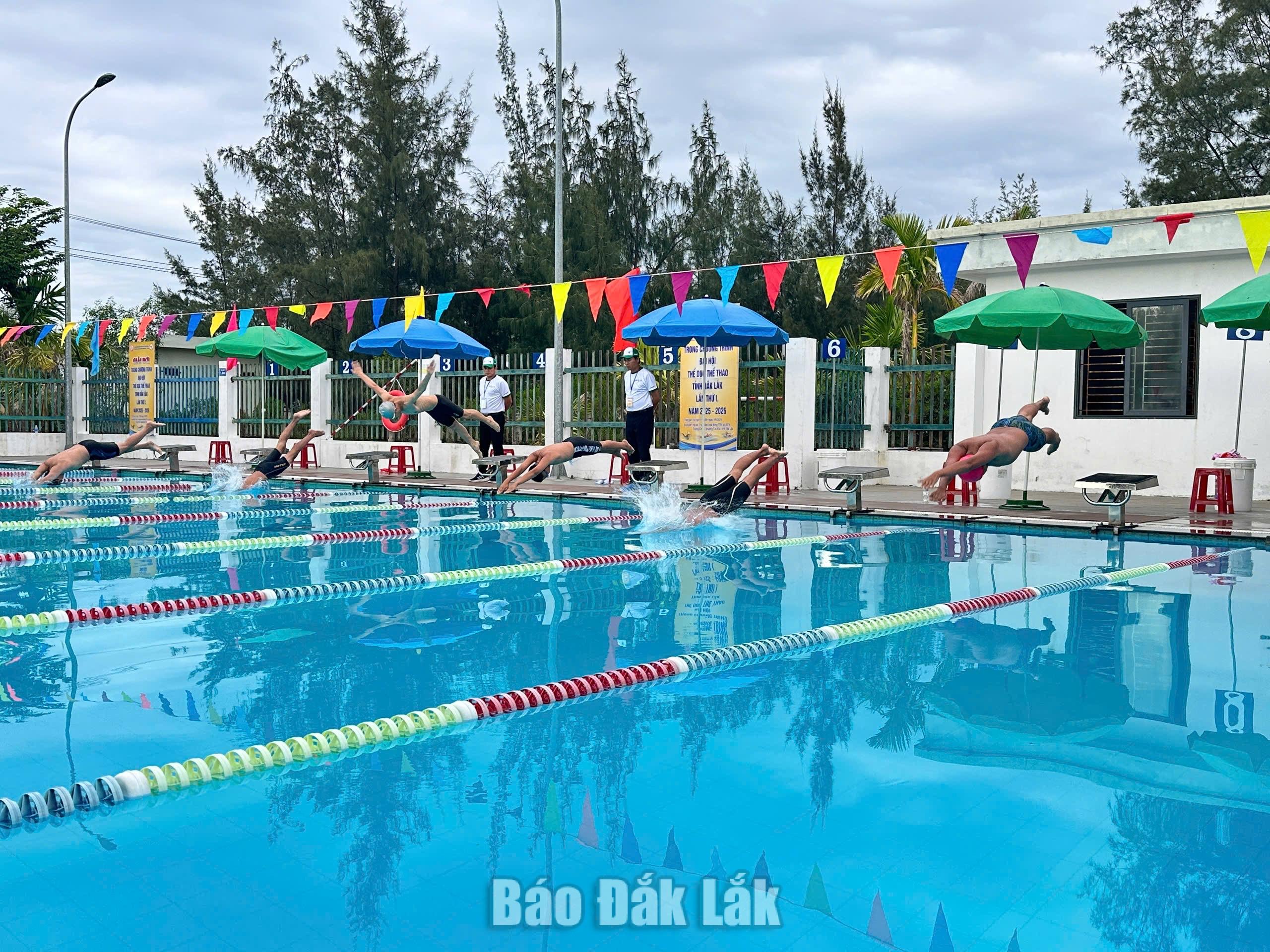 Hơn 100 vận động viên tham gia Giải bơi Đại hội Thể dục thể thao tỉnh Đắk Lắk 1 Các vận động viên tranh tài trên đường đua xanh.