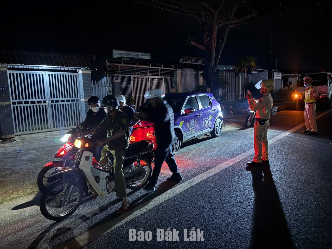 Phát hiện tài xế dương tính với ma túy 1 Các đơn vị làm nhiệm vụ tuần tra kiểm soát địa bàn vào