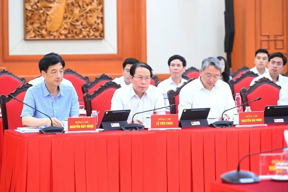 Các đồng chí lãnh đạo và các đại biểu tham dự cuộc làm việc. Ảnh: Nhân Dân