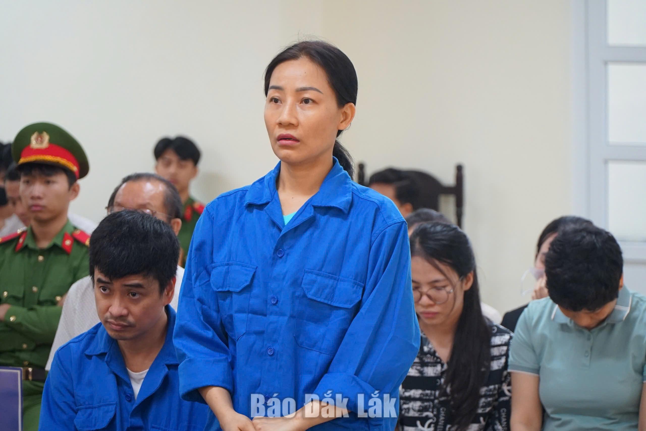 Xét xử vụ án Công ty Việt Á tại CDC Đắk Lắk: Bản án nghiêm minh, rõ trách nhiệm 3 Bị cáo Trần Thị Nguyên Hằng tại phiên tòa sơ thẩm.