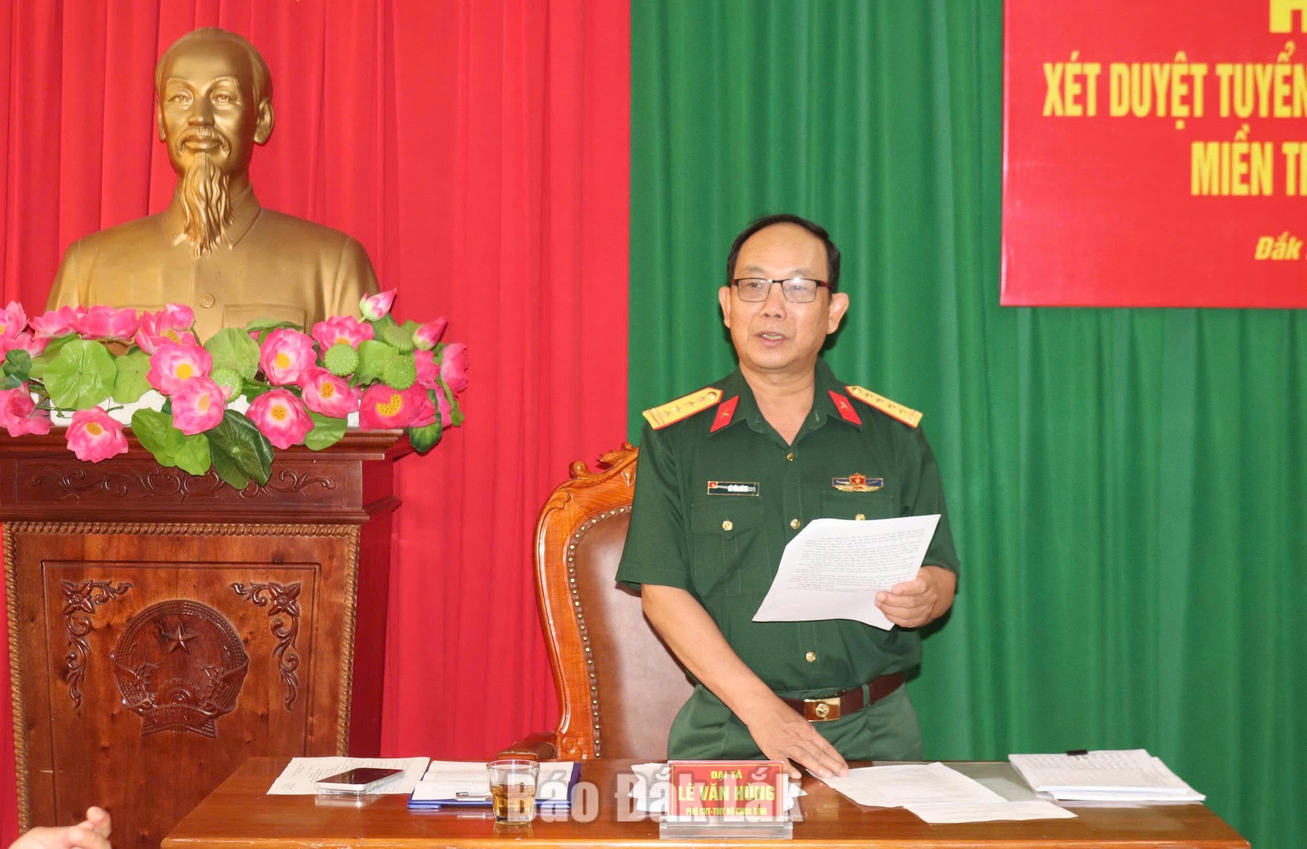 Đắk Lắk xét duyệt tuyển sinh vào Trường Thiếu sinh quân miền Trung 2 Đại tá Lê Văn Hùng, Phó Chỉ huy trưởng kiêm Tham mưu trưởng Bộ CHQS tỉnh phát biểu tại hội nghị.