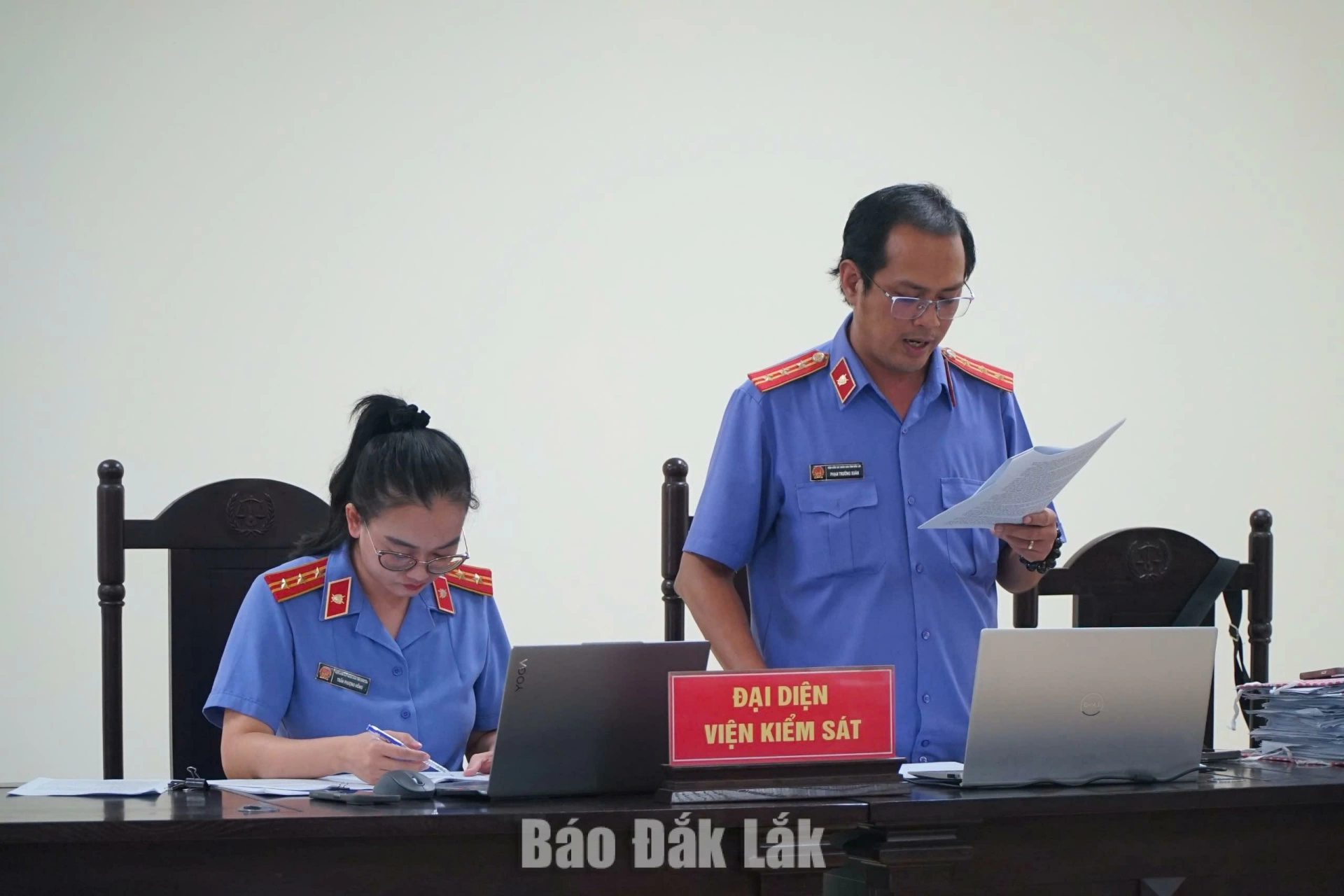 Xét xử vụ án Công ty Việt Á tại CDC Đắk Lắk: Bản án nghiêm minh, rõ trách nhiệm 4 Đại diện Viện KSND tỉnh trình bày cáo trạng tại phiên tòa.