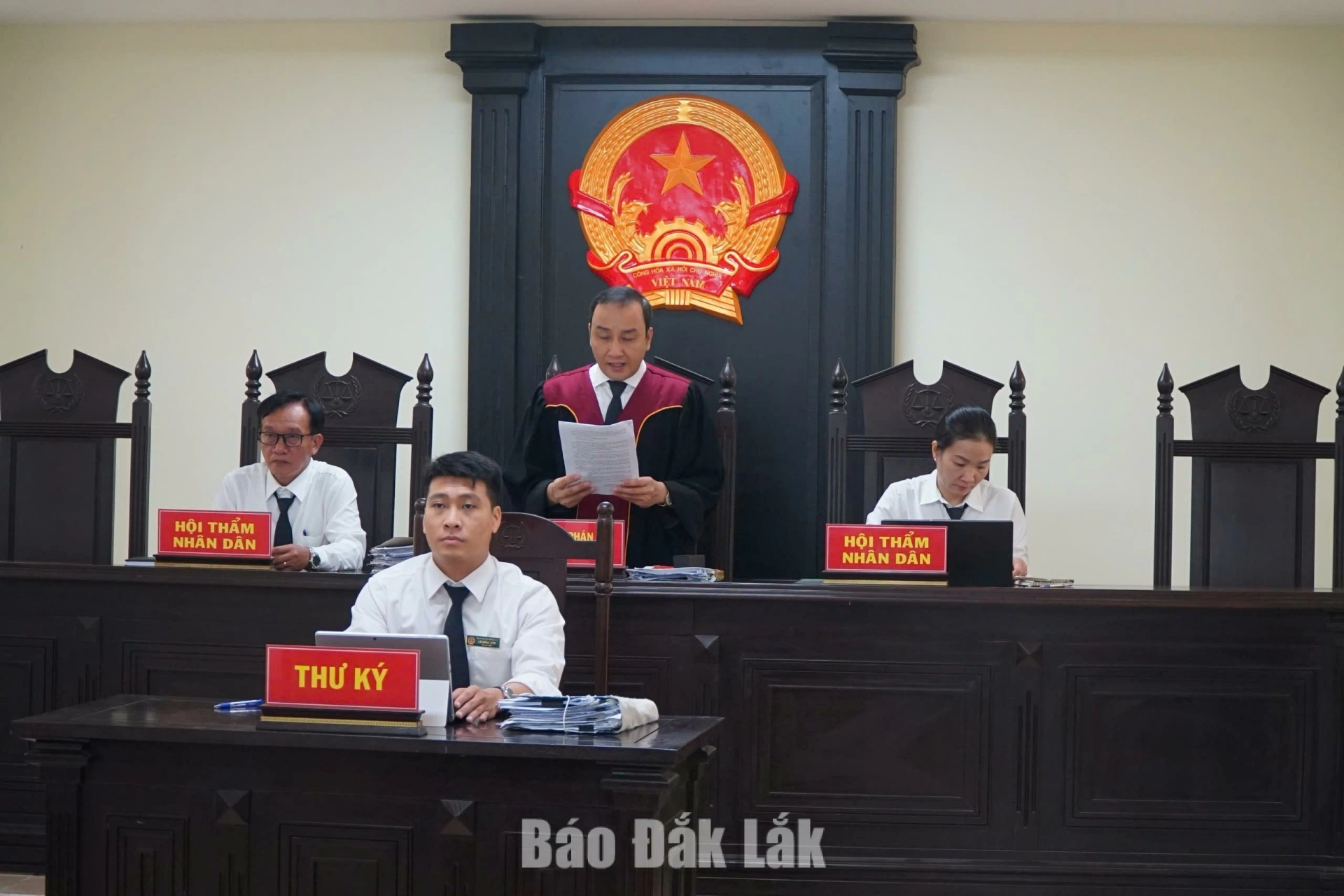 Xét xử vụ án Công ty Việt Á tại CDC Đắk Lắk: Bản án nghiêm minh, rõ trách nhiệm 5 Hội đồng xét xử tuyên án.