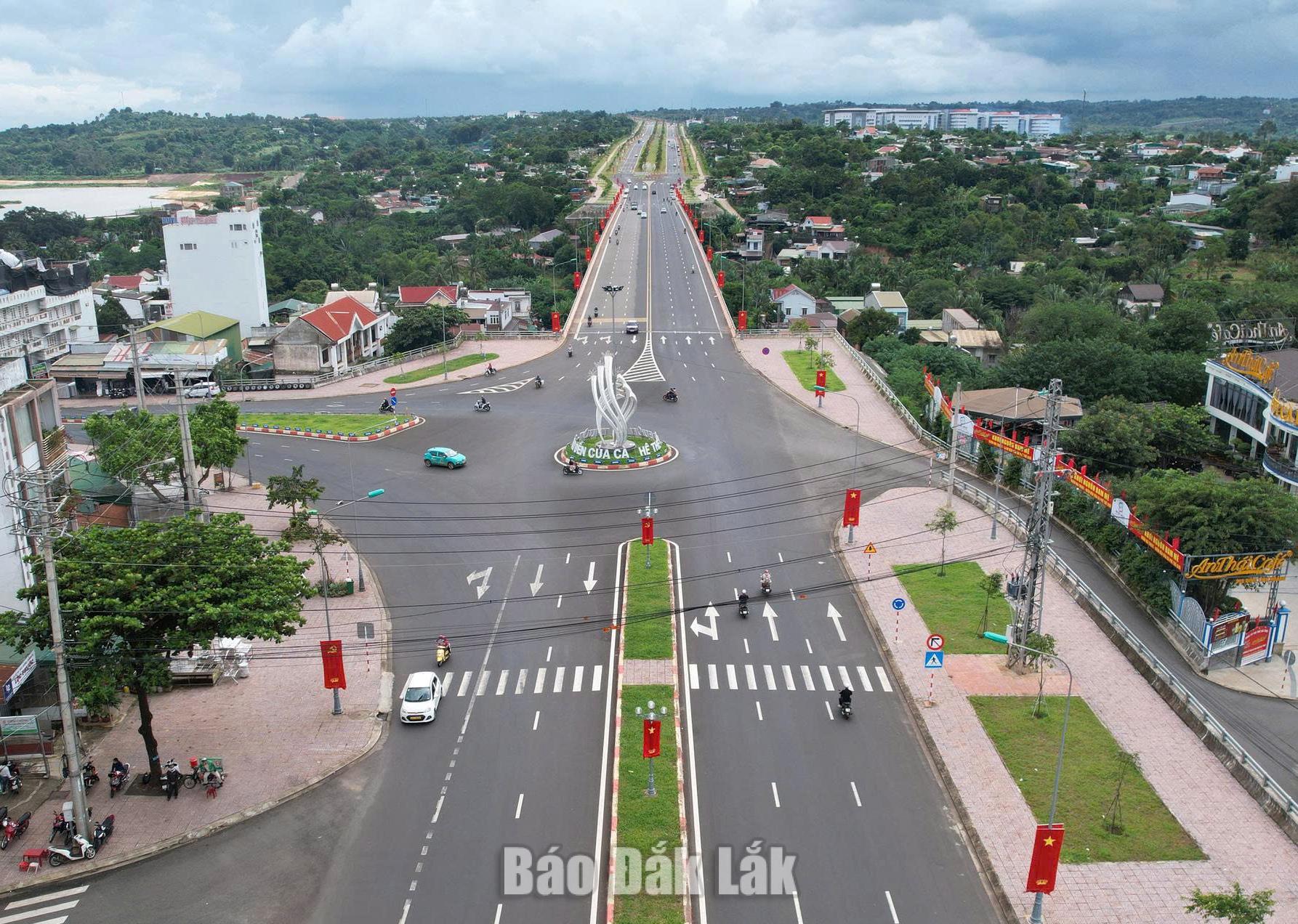 Đầu tư hạ tầng đồng bộ là giải pháp để tỉnh Đắk Lắk đạt mục tiêu tăng trưởng 2 con số giai đoạn 2026 - 2030. Trong ảnh: Đại lộ Võ Nguyên Giáp kết nối phường Buôn Ma Thuột và phường Tân Lập.