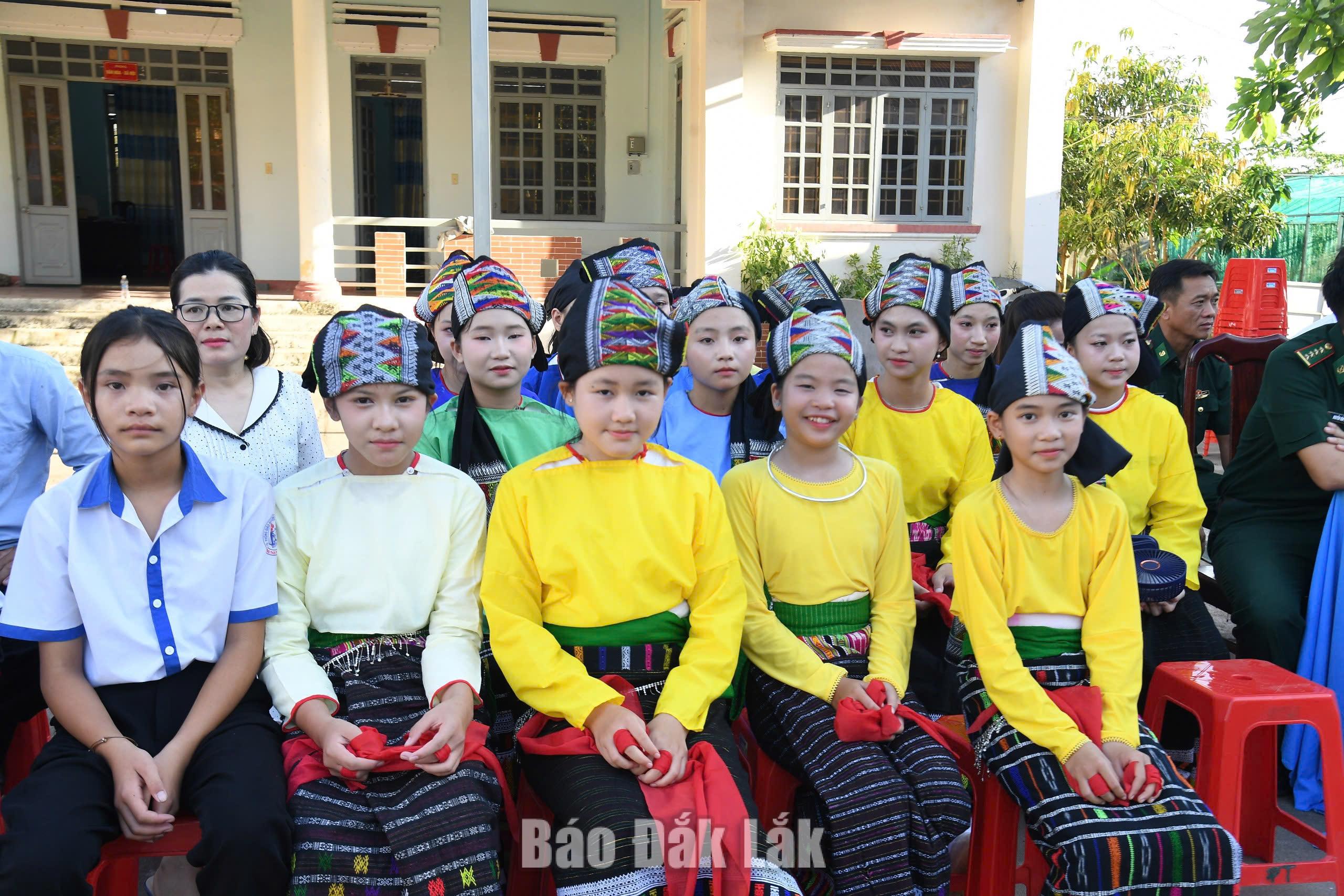 Ia Lốp ra mắt các câu lạc bộ Đờn ca tài tử và Khua luống - Nhảy sạp 3 Điều đặc biệt, các thành viên CLB Nhảy sạp, khua luống là học sinh Trường THCS Trần Hưng Đạo