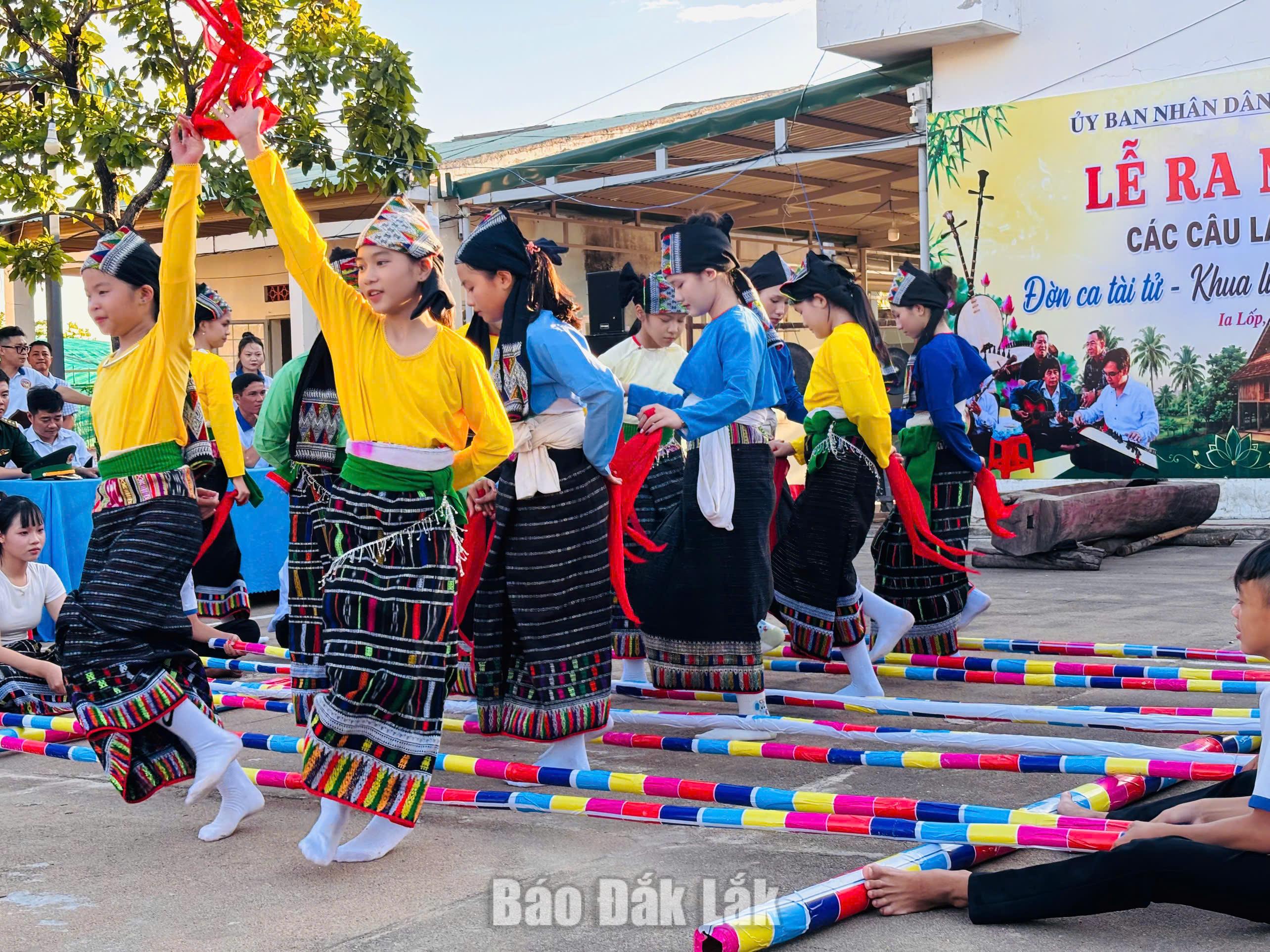 Ia Lốp ra mắt các câu lạc bộ Đờn ca tài tử và Khua luống - Nhảy sạp 4 Các thành viên CLB Nhảy sạp, khua luống tham gia biểu diễn tại buổi ra mắt.