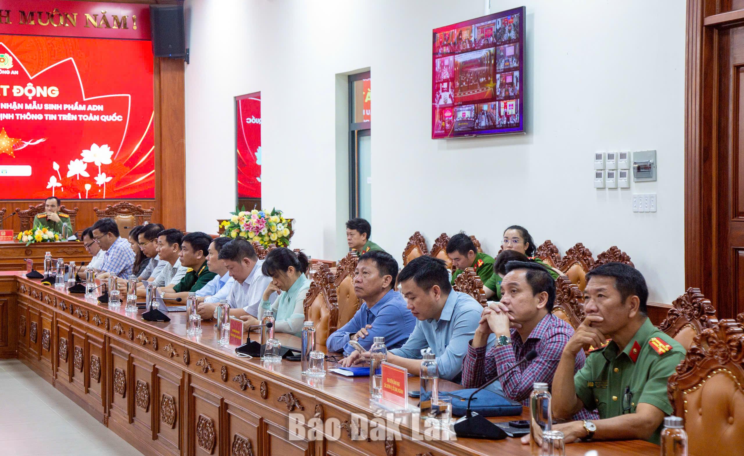 Các đại biểu tham dự buổi lễ.
