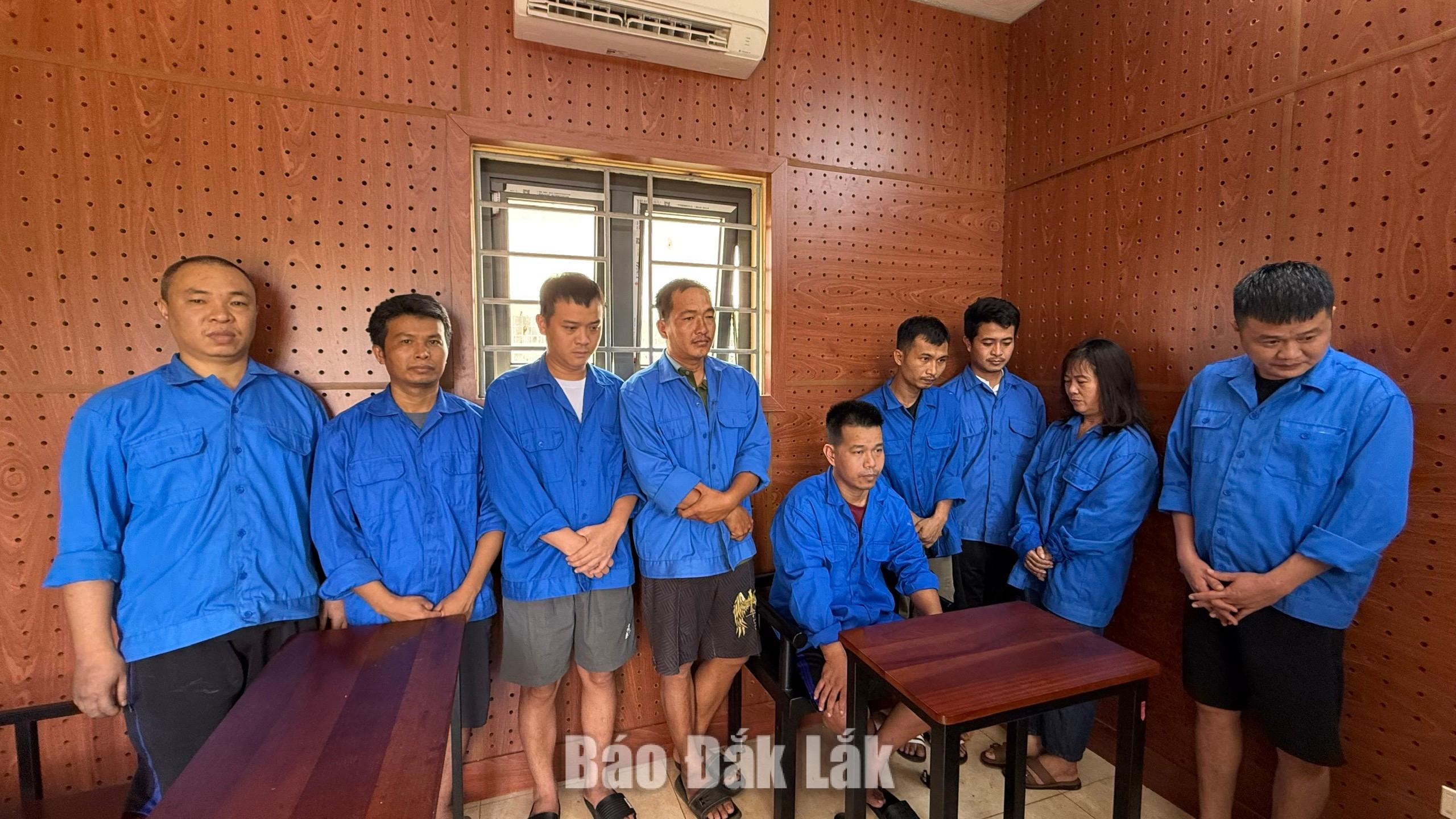 Các đối tượng liên quan trong đường dây cá độ bóng đá bị bắt giữ.