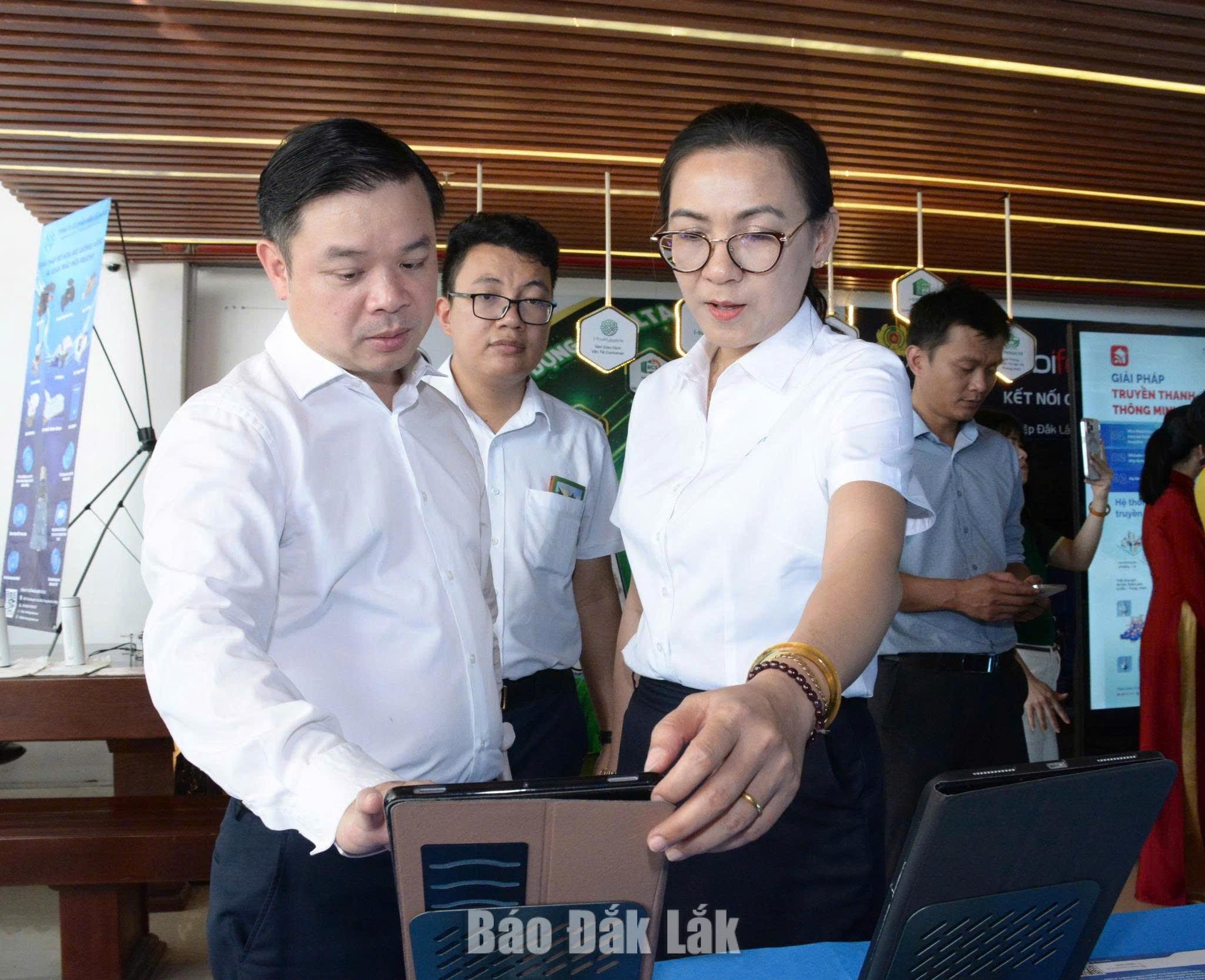 Chủ tịch UBND tỉnh Đỗ Hữu Huy tham quan gian hàng trưng bày sản phẩm, mô hình công nghệ số.