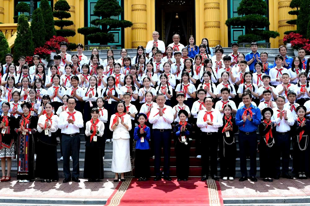 Tổng Bí thư, Chủ tịch nước Tô Lâm với các đại biểu dự cuộc gặp mặt đội viên Đội Thiếu niên Tiền phong Hồ Chí Minh tiêu biểu .Ảnh: Báo Nhân dân