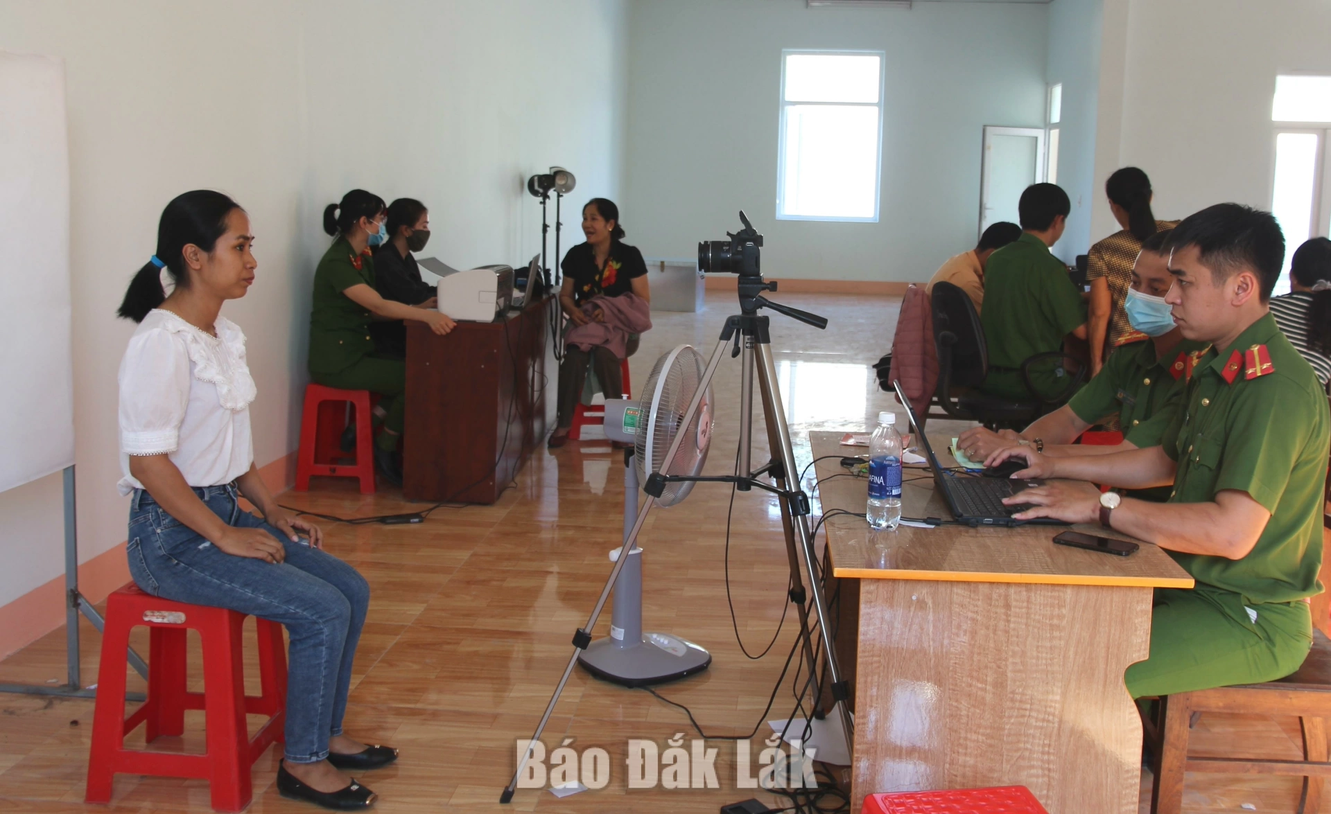 Nghiêm cấm yêu cầu công dân cung cấp Phiếu lý lịch tư pháp 2 Lực lượng công an làm thẻ Căn cước công dân cho người dân xã Đắk Liêng. Ảnh minh họa