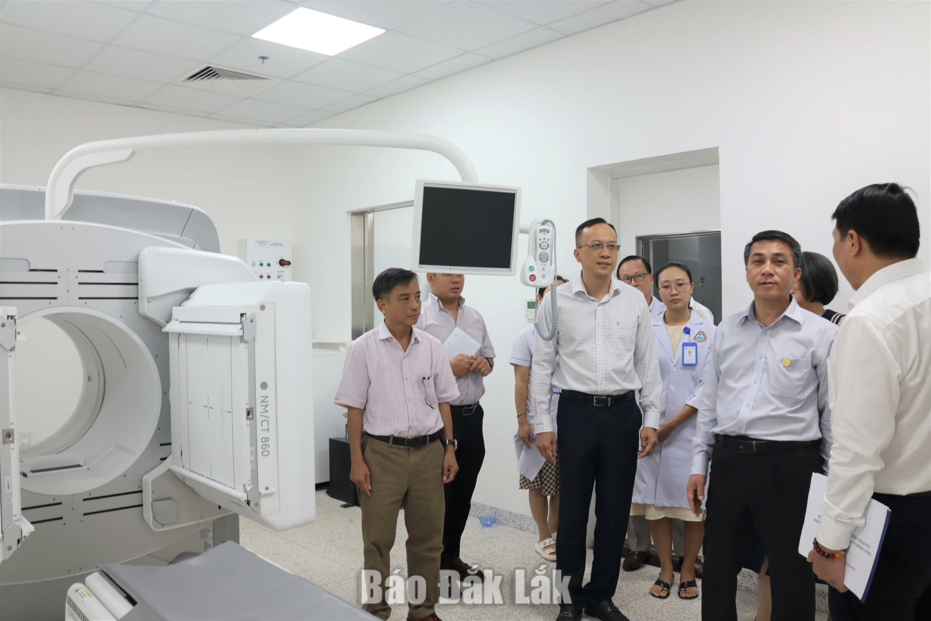 Bệnh viện Chợ Rẫy hỗ trợ nâng cao năng lực chuyên môn cho Bệnh viện Đa khoa vùng Tây Nguyên 4 Đoàn Công tác của Bệnh viện Chợ Rẫy khảo sát máy móc phục vụ công tác điều trị tại Trung tâm ung Bướu Bệnh viện Đa khoa vùng Tây Nguyên.