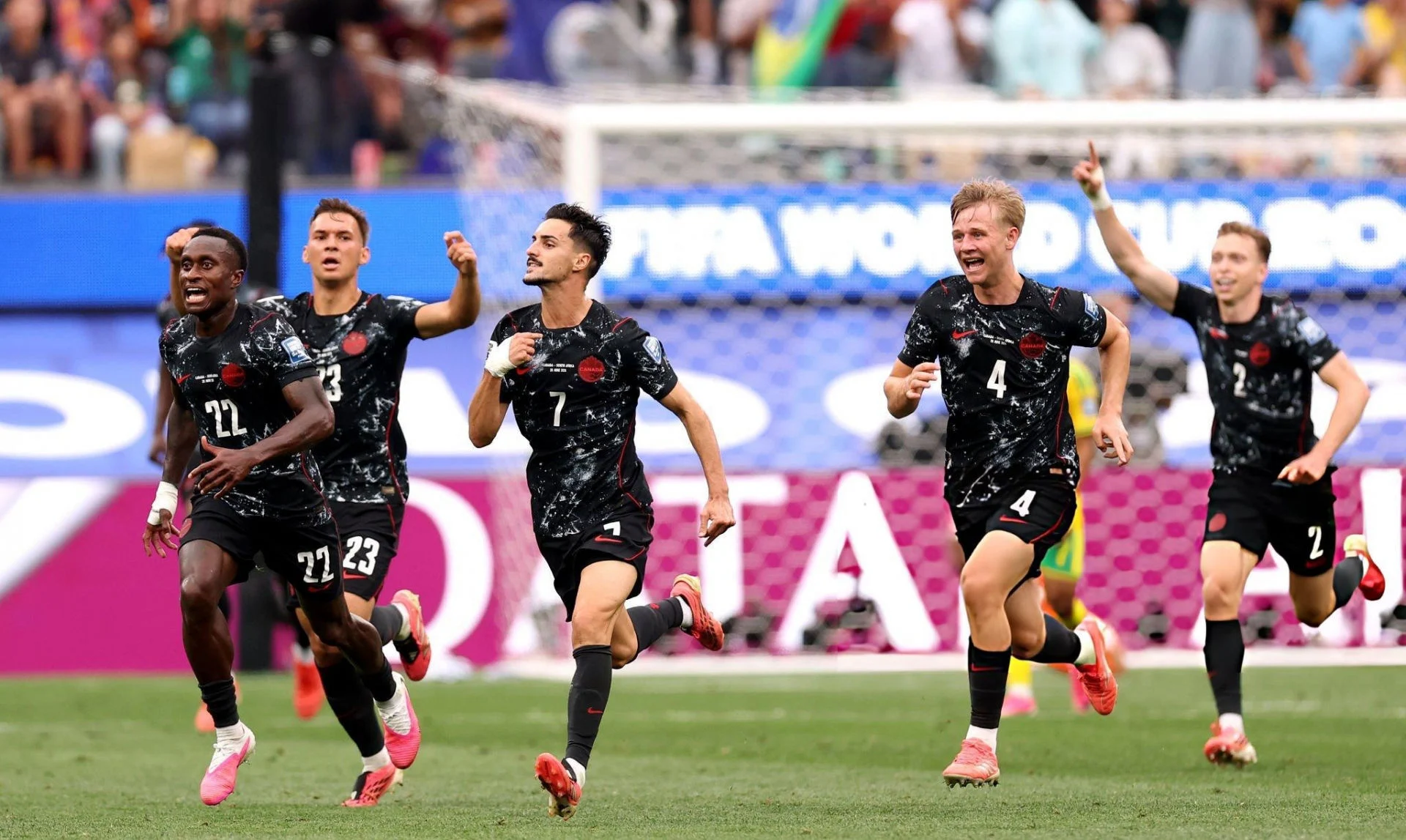 FIFA World Cup 2026: Ấn tượng ba nước chủ nhà 1 Các cầu thủ chủ nhà Canada lập nên lịch sử, vào vòng 1/8. Ảnh: FIFA