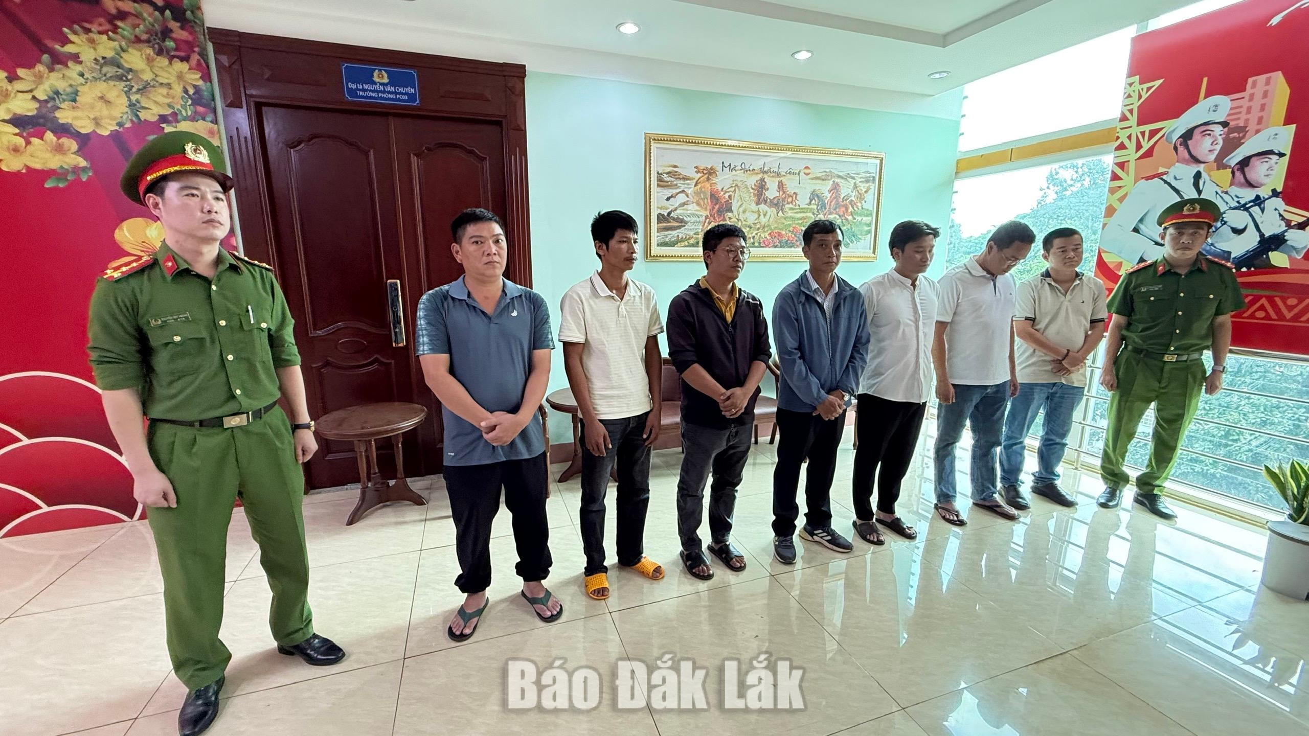 Khởi tố 8 bị can đưa, nhận hối lộ trong hoạt động kiểm dịch động vật 1 Các đối tượng tại cơ quan điều tra.