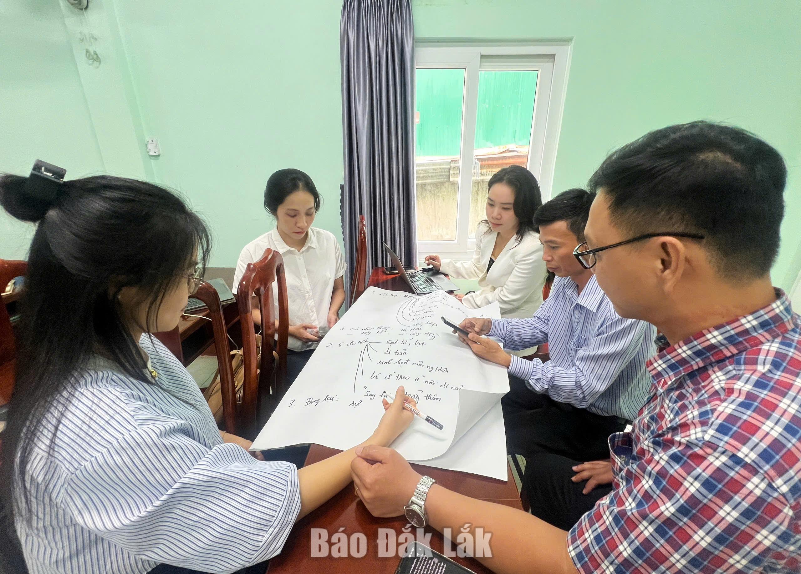 Bồi dưỡng nghiệp vụ phóng sự truyền hình 2 Ngoài lý thuyết, học viên tham gia khóa học cũng thực hành theo nhóm.