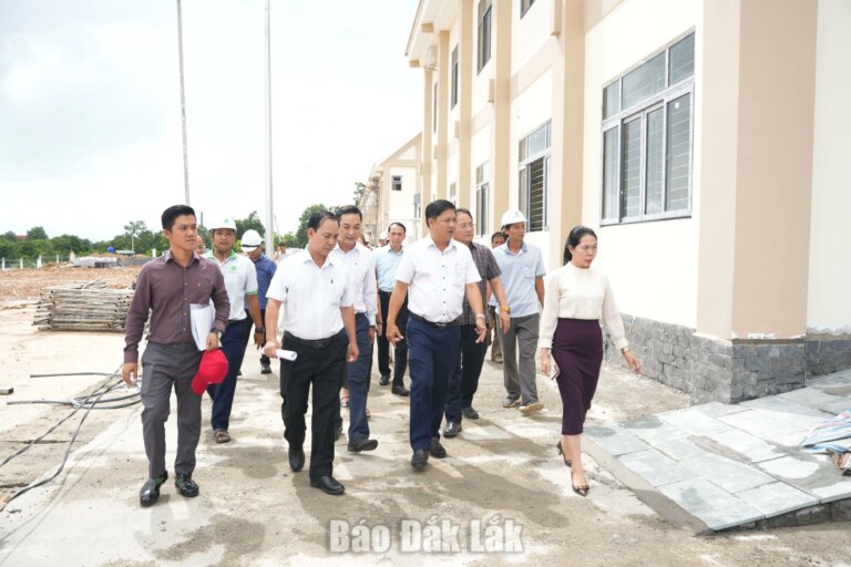 Bí thư Tỉnh ủy Lương Nguyễn Minh Triết kiểm tra tiến độ xây dựng các trường học biên giới