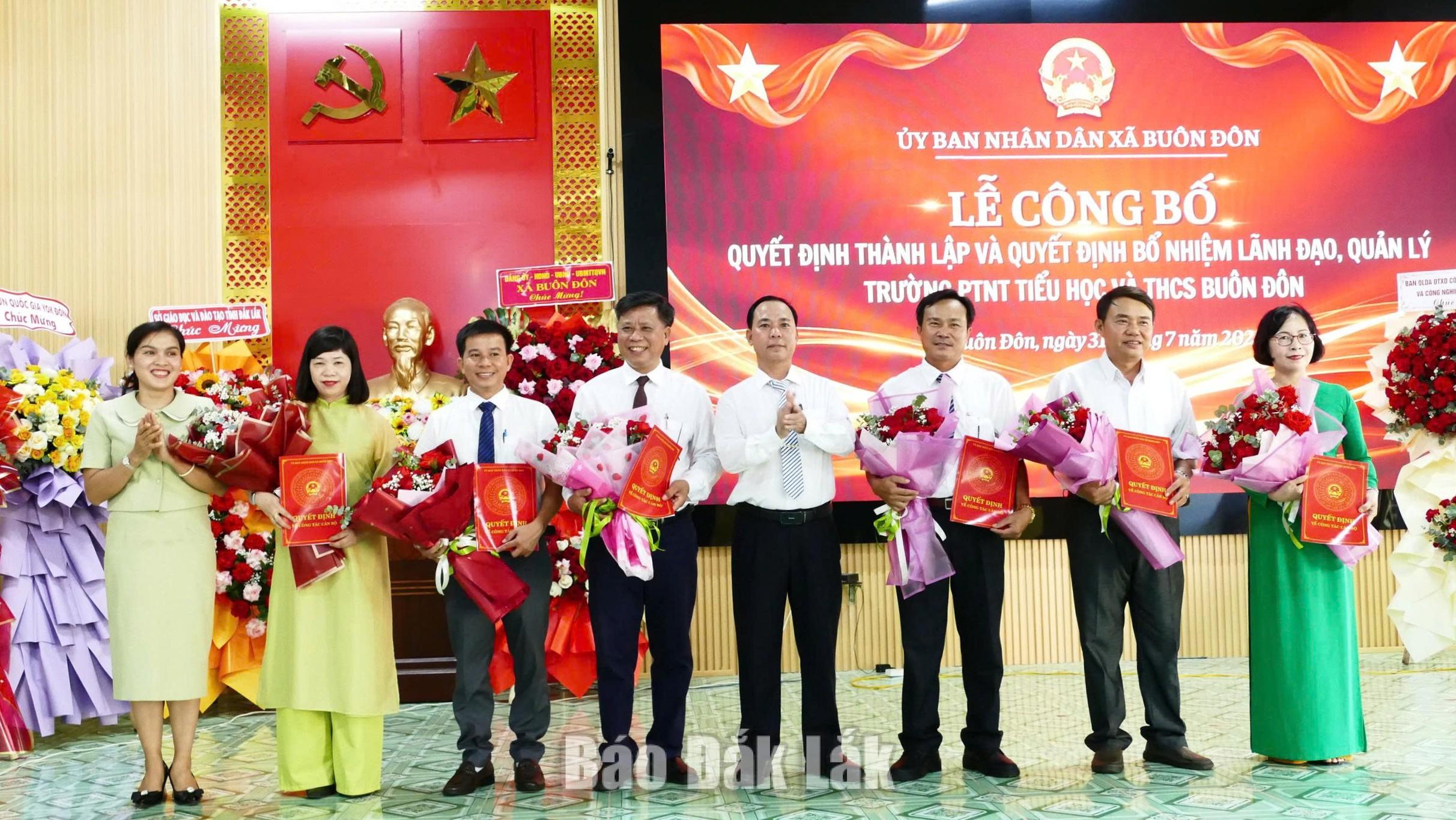 trao quyết định cho hiệu trưởng và các phó hiệu trưởng em nhé