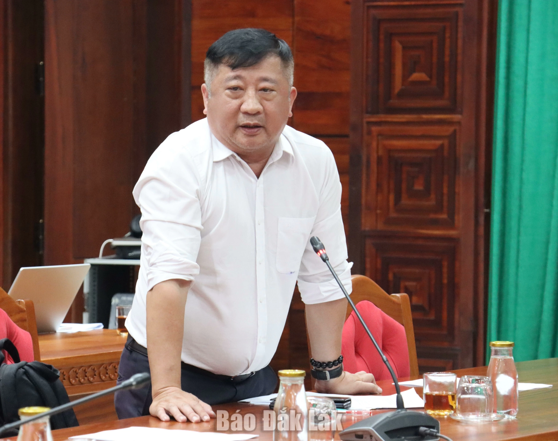Đắk Lắk đẩy nhanh tiến độ Chương trình khám sức khỏe định kỳ, khám sức khỏe sàng lọc cho người dân 3 Phó Giám đốc Sở Y tế Phạm Minh Hữu nêu ý kiến tại cuộc họp.