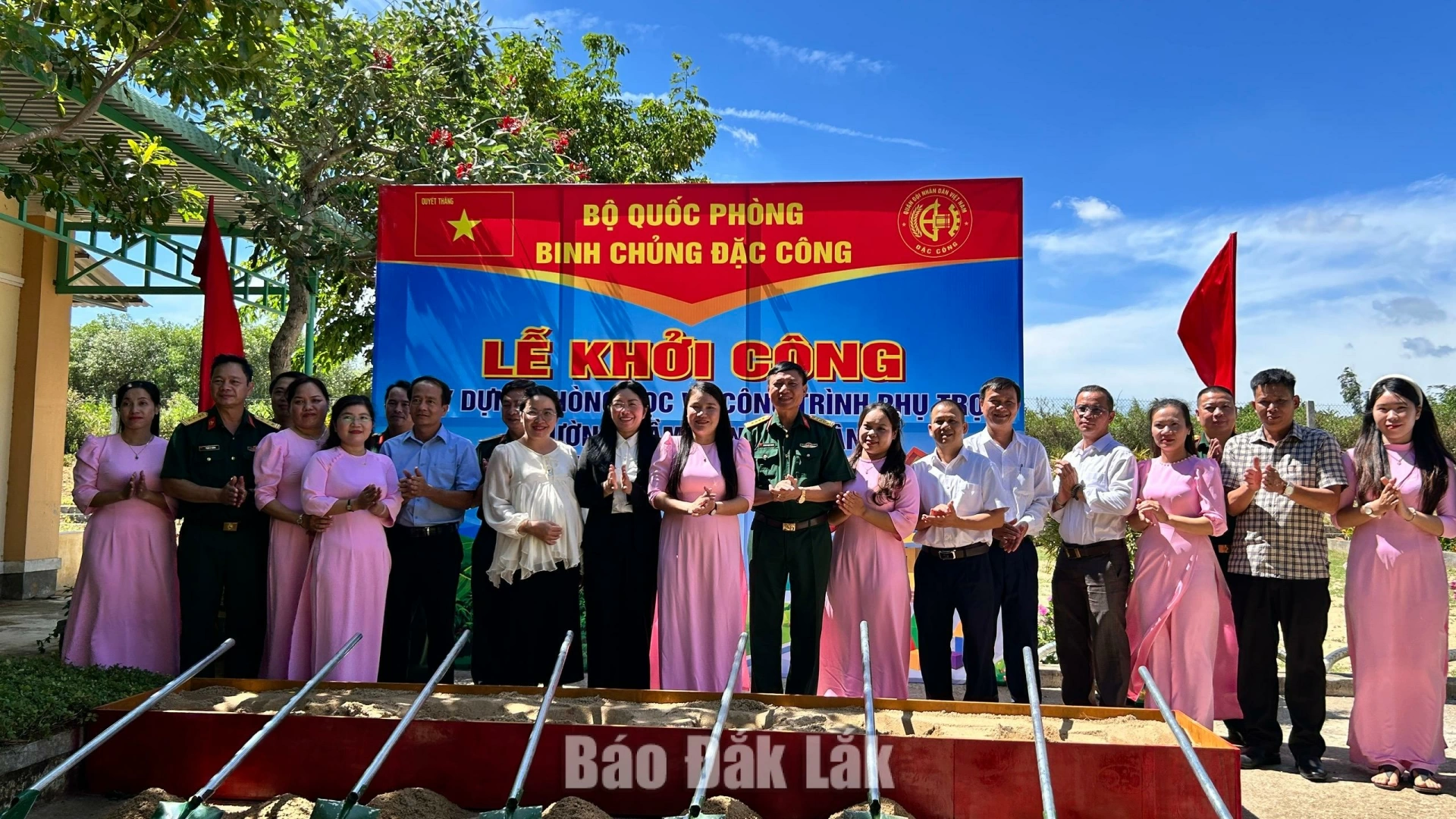 Niềm vụi của các đại biểu dự lễ khởi công khi công trình thiết thực, thằm tình quân dân vừa được khởi công.
