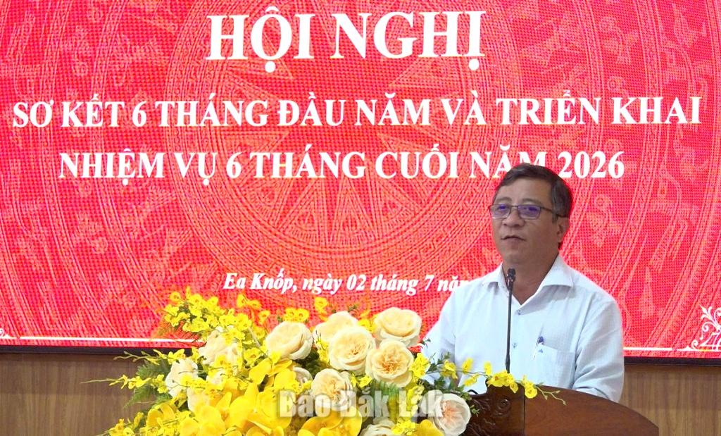 Xã Ea Knốp: Tỷ lệ trường đạt chuẩn quốc gia đạt 93,3% 1 Phó Bí thư Đảng ủy, Chủ tịch UBND xã Ea Knốp Lê Anh Vũ phát biểu tại hội nghị.