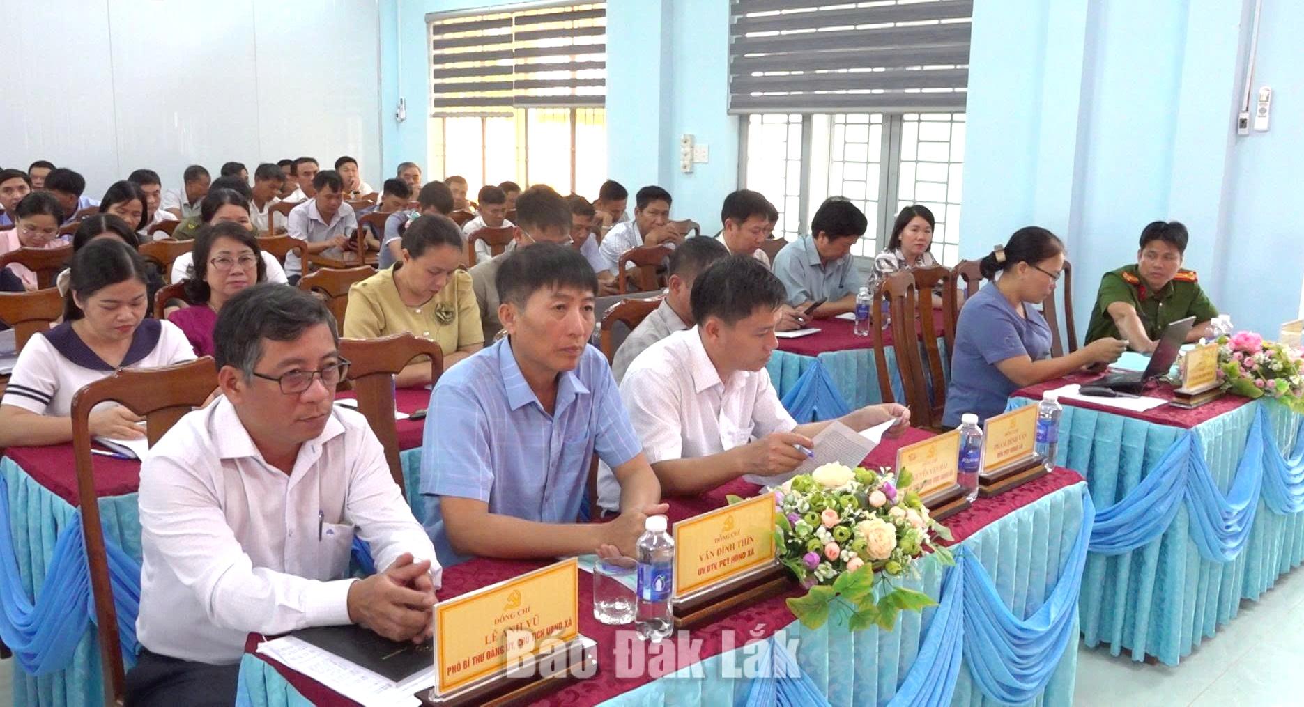 Xã Ea Knốp: Tỷ lệ trường đạt chuẩn quốc gia đạt 93,3% 2 Các đại biểu dự hội nghị.