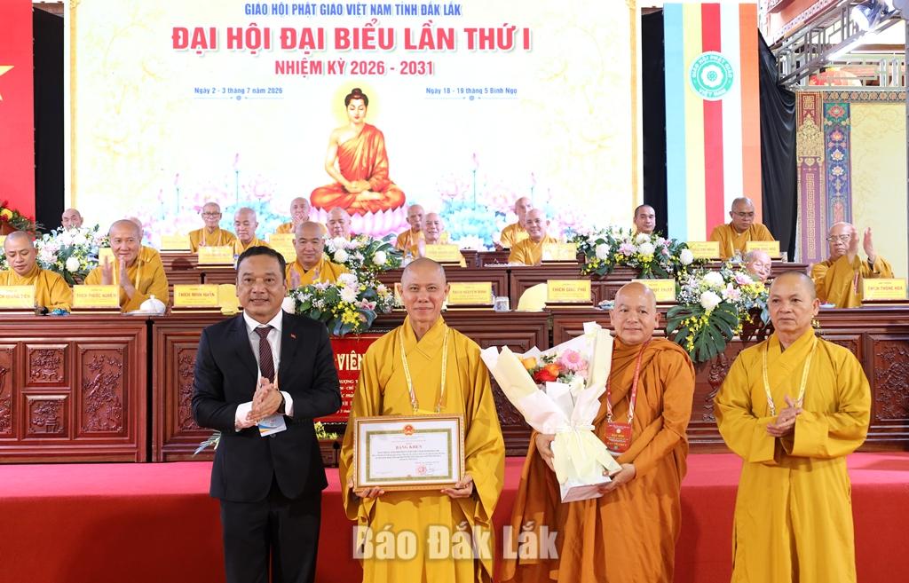 Đồng chí Y Giang Gry Niê Knơng, Phó Bí thư Tỉnh ủy, Chủ tịch Ủy ban MTTQ Việt Nam tỉnh trao Bằng khen của UBND tỉnh cho Ban Trị sự Giáo hội Phật giáo Việt Nam tỉnh.