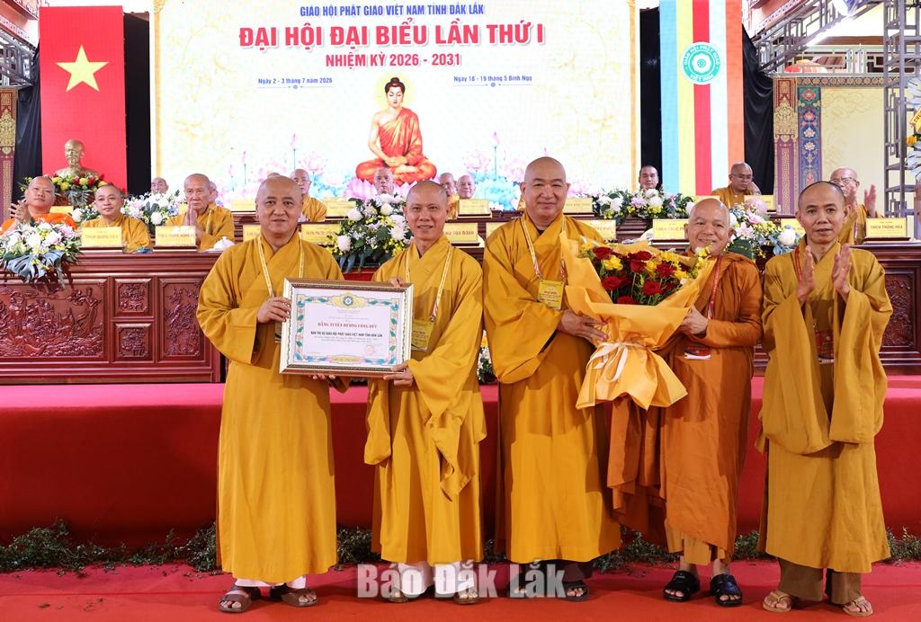 Thường trực Ban Trị sự Giáo hội Phật giáo Việt Nam tỉnh Đắk Lắk đón nhận Bằng tuyên dương công đức do Giáo hội Phật giáo Việt Nam trao tặng.