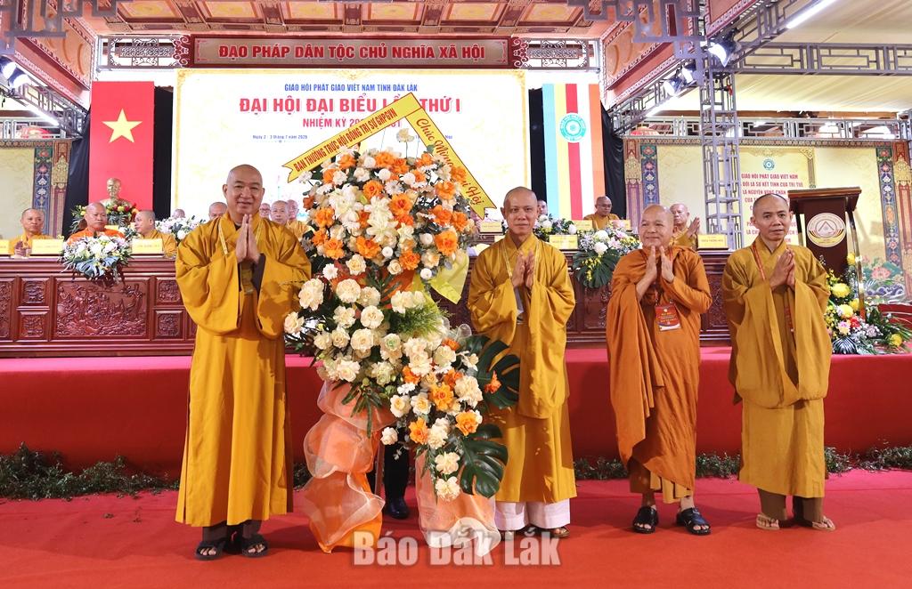 Ban Thường trực Hội đồng Giáo hội Phật giáo Việt Nam tặng hoa chúc mừng Đại hội.