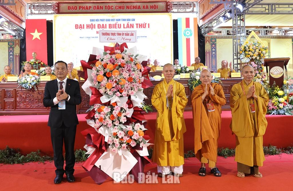đồng chí Y Giang Gry Niê Knơng, Phó Bí thư Tỉnh ủy, Chủ tịch Ủy ban MTTQ Việt Nam tỉnh tặng hoa của Thường trực Tỉnh ủy chúc mừng Đại hội.