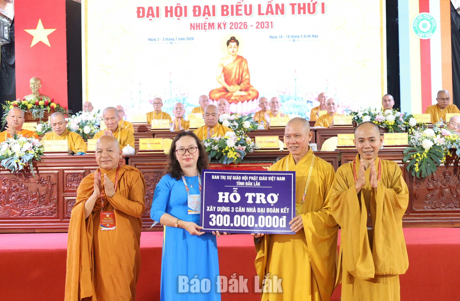 Ban trị sự Giáo hội Phật giáo Việt Nam tỉnh Đắk Lắk trao bản tượng trưng kinh phí hỗ trợ xây dựng 3 căn nhà Đại đoàn kết cho Ủy ban MTTQ Việt Nam tỉnh.