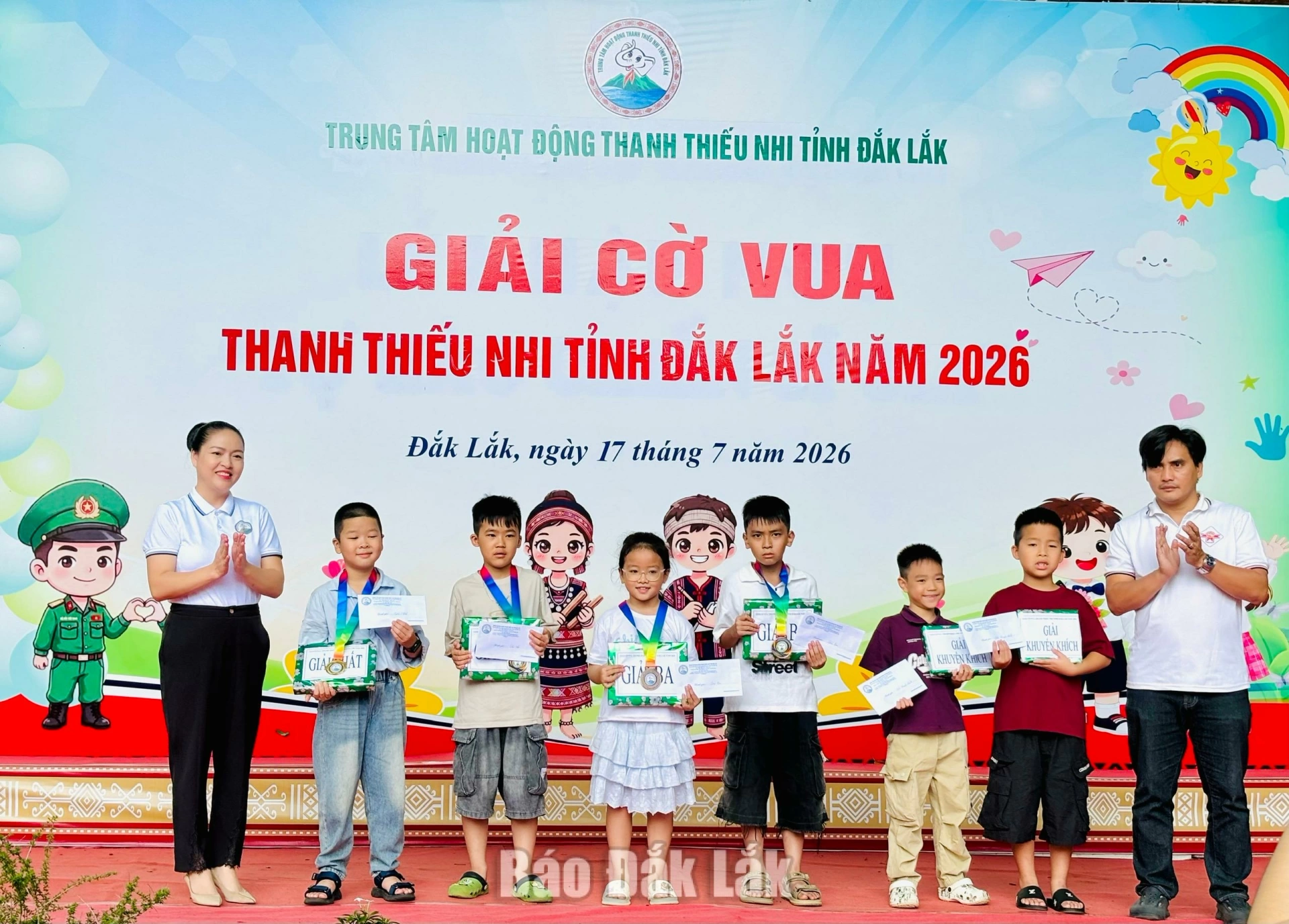 Ban Tổ chức trao giải cho các thí sinh xuất sắc ở lứa tuổi U9. 