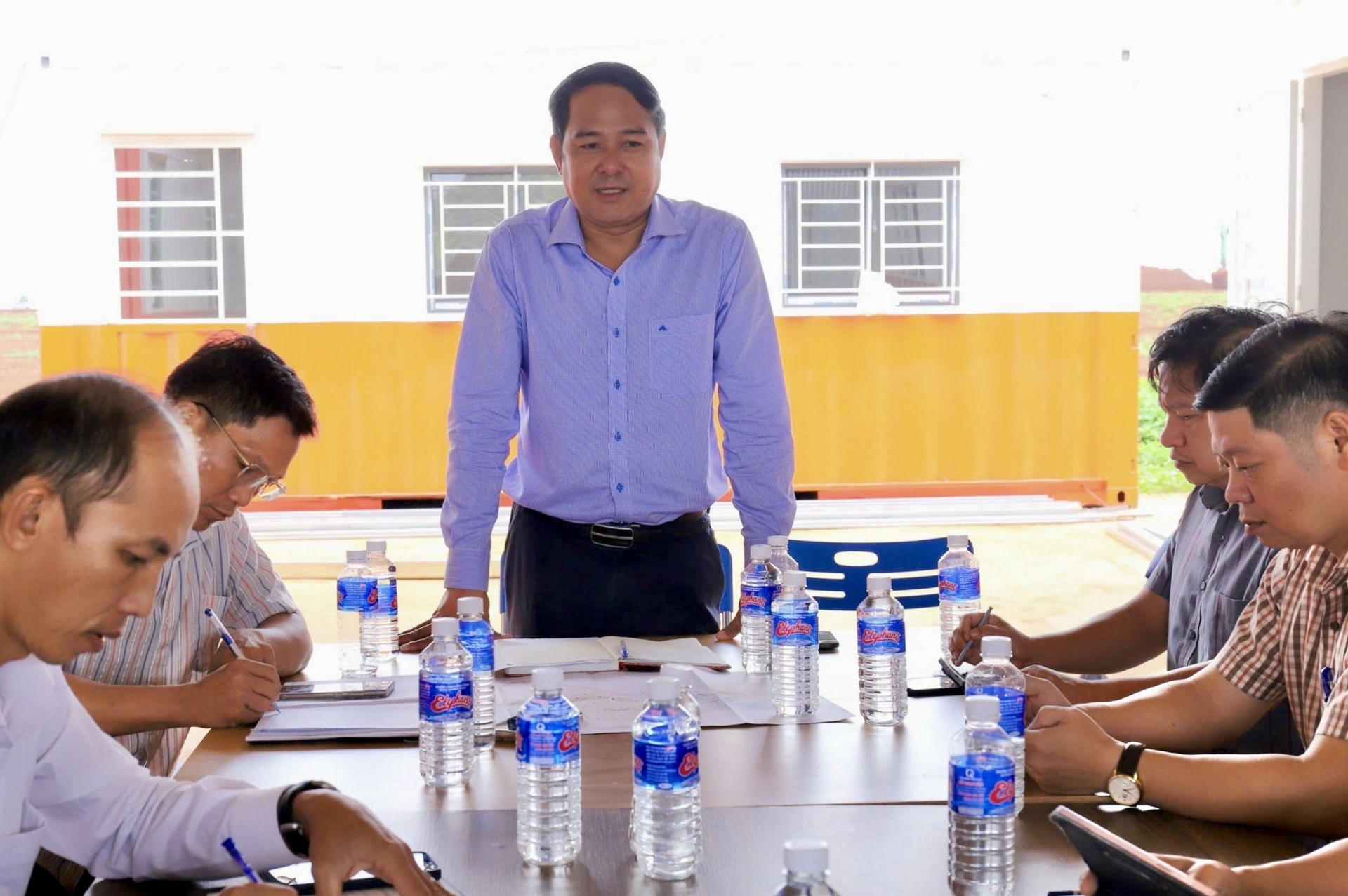 Tổ công tác số 5 kiểm tra tiến độ giải phóng mặt bằng các dự án trọng điểm 3 Phó Chủ tịch UBND tỉnh Y Nhuân Byă phát biểu chỉ đạo tại buổi làm việc với chủ đầu tư Dự án đầu tư xây dựng và kinh doanh kết cấu hạ tầng Khu công nghiệp Phú Xuân.