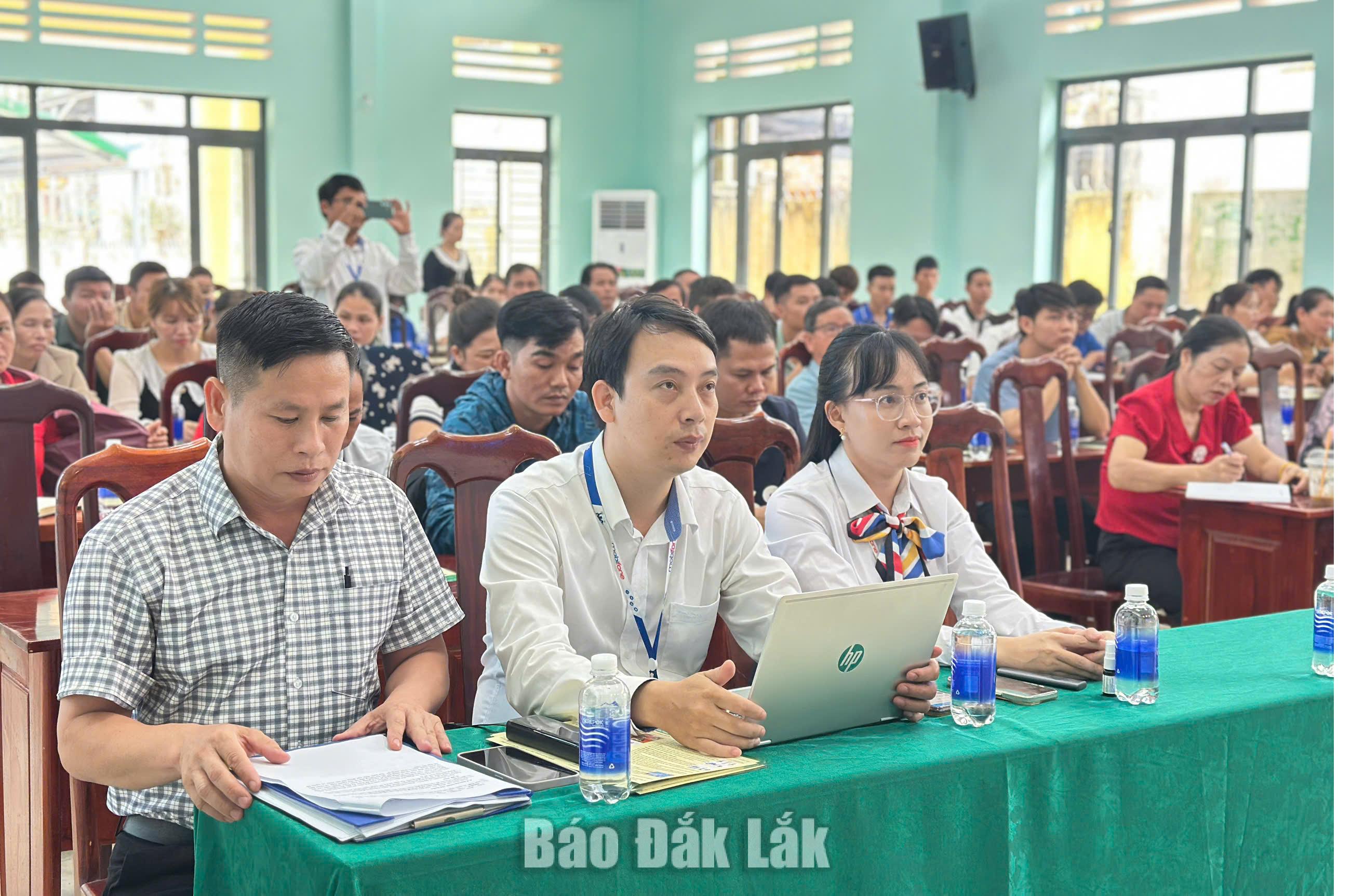 Tập huấn về chuyển đổi số, AI cho cán bộ, viên chức, Tổ công nghệ số cộng đồng xã Ea M'Droh 2 Học viên tham gua lớp tập huấn